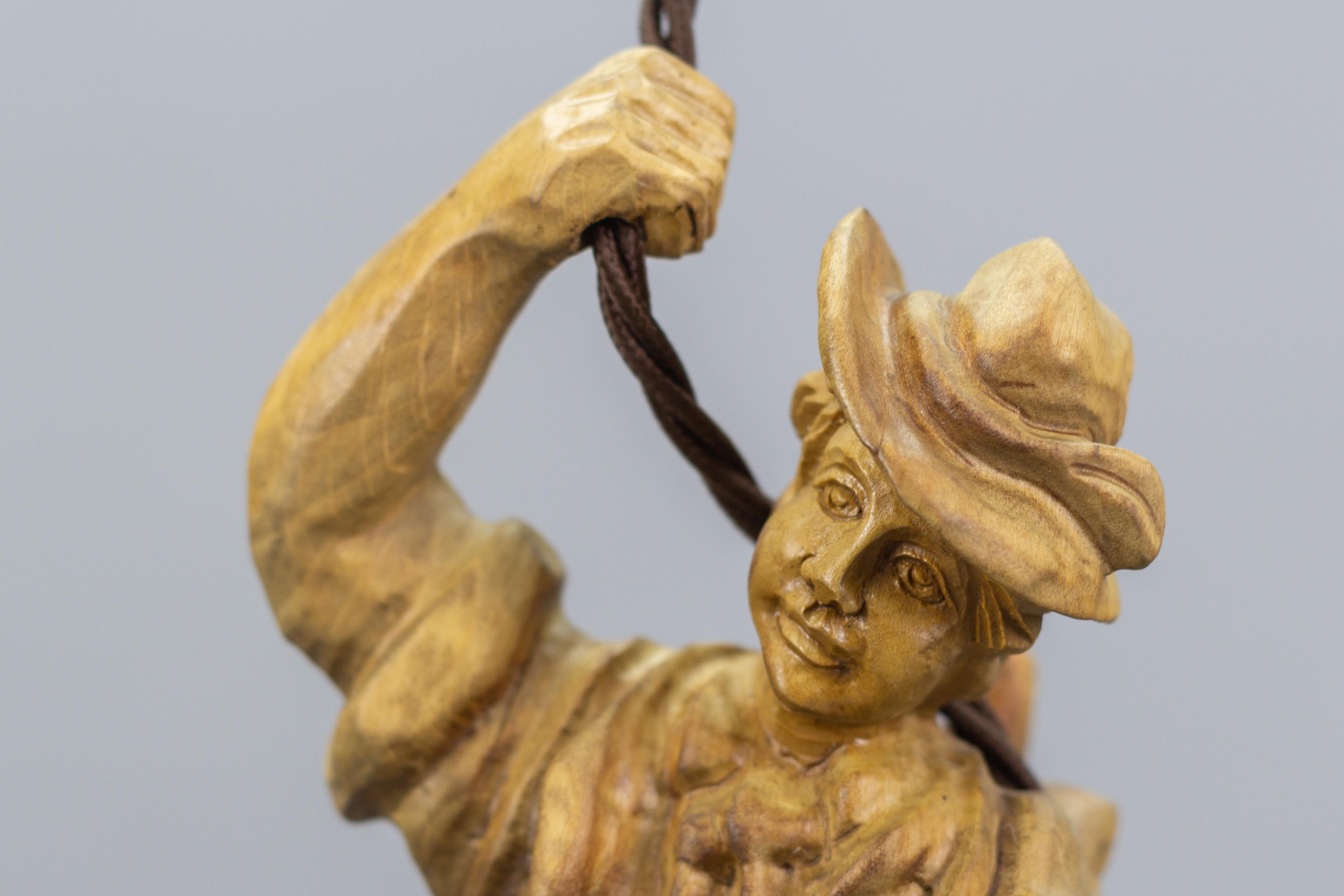 Tedesco Apparecchio a sospensione con figura in legno di uno scalatore di montagne in vendita