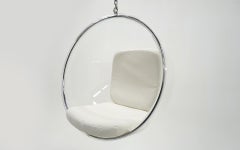 Hängender Blasenstuhl von Eero Aarnio.  Acryl / Lucite, Chrom, weißes Leder