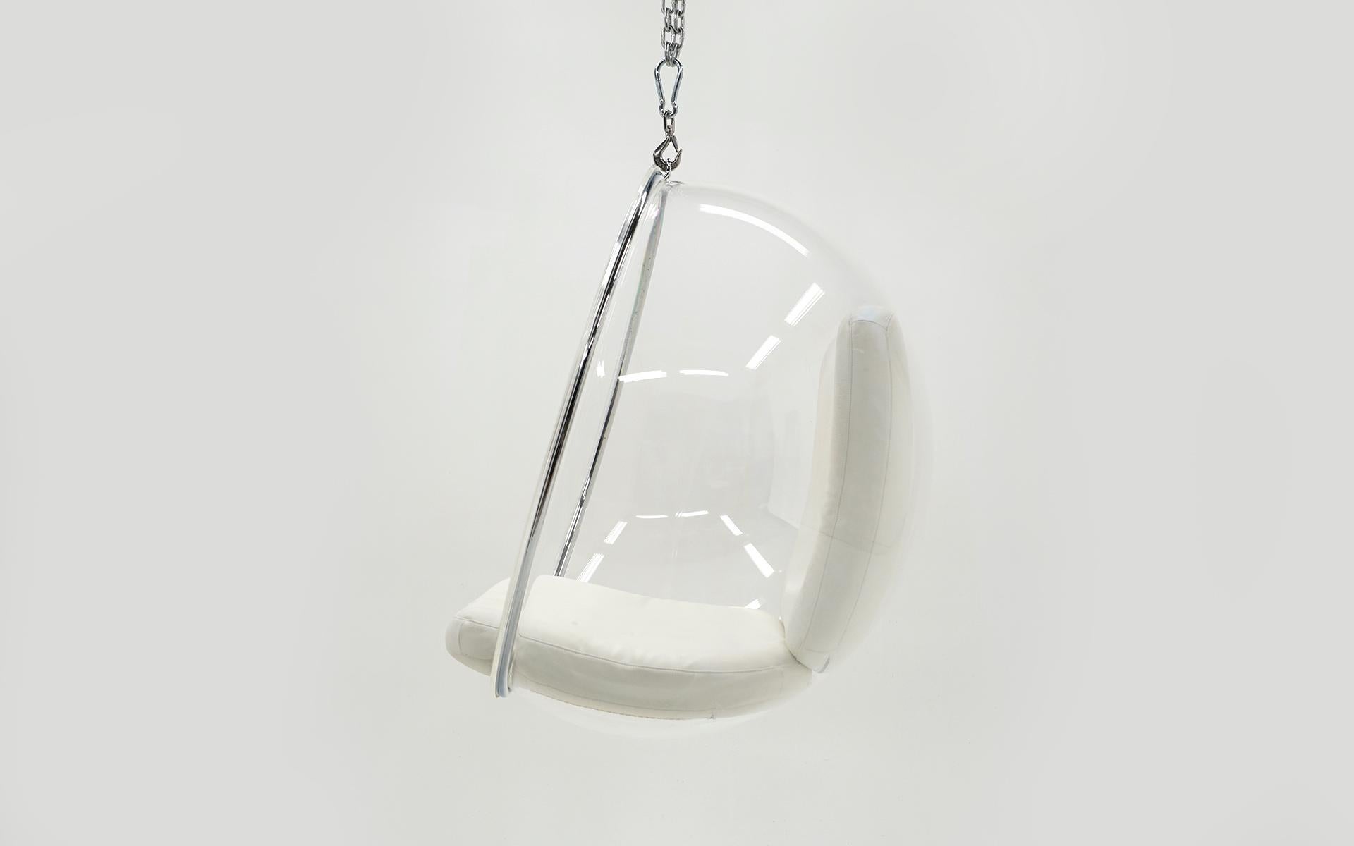 Hängender Blasenstuhl von Eero Aarnio.  Acryl / Lucite, Chrom, weißes Leder (Moderne der Mitte des Jahrhunderts) im Angebot