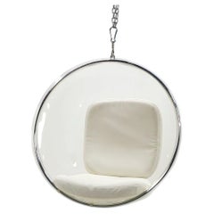Silla Colgante Burbuja de Eero Aarnio.  Acrílico / Lucite, Cromo, Cuero Blanco