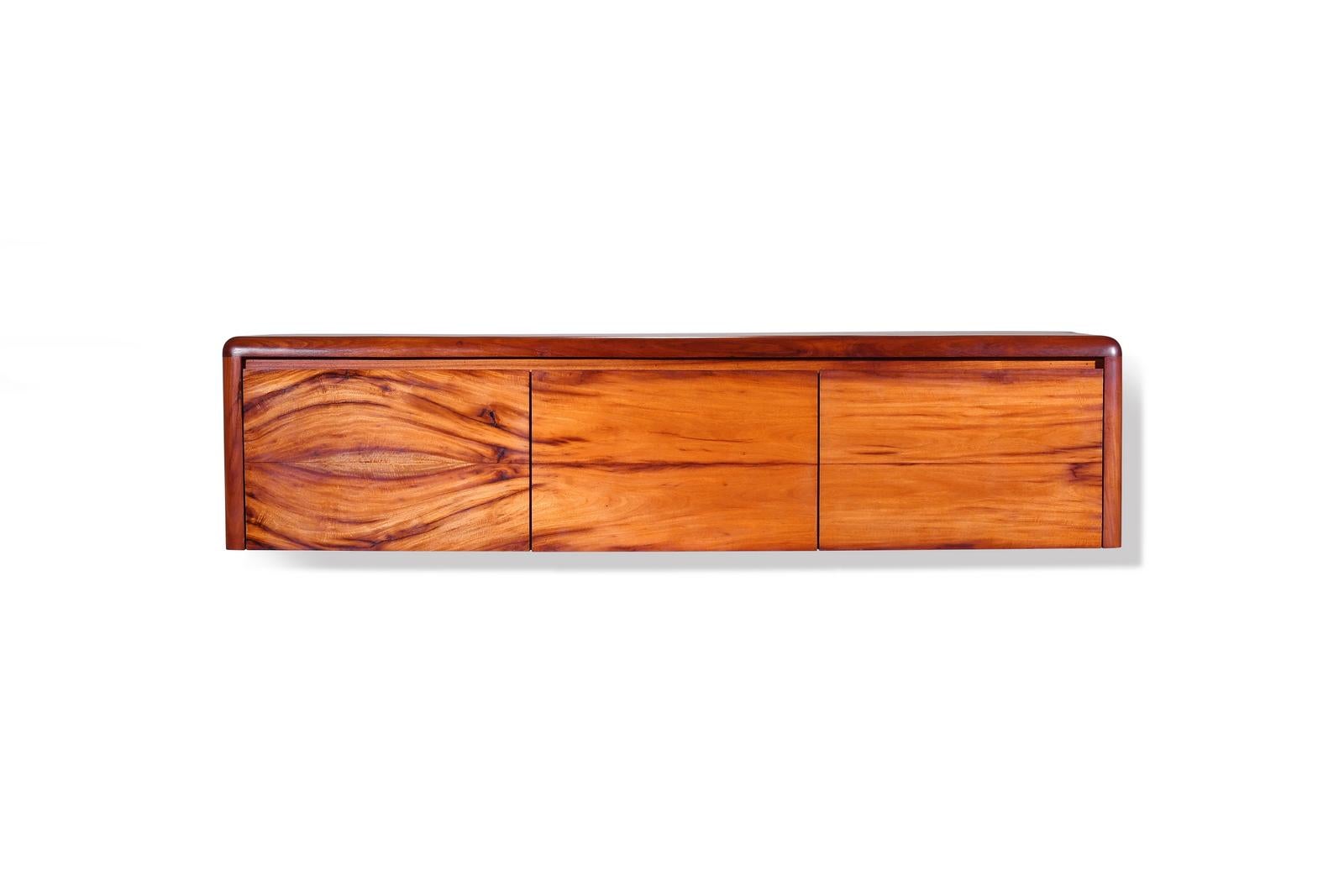 Cette création est actuellement disponible.

Nous avons créé cette armoire pour l'assortir à la table de conférence de notre propre bureau !
Nous avons utilisé le même bois rouge récupéré et avons arrondi les coins pour qu'ils correspondent à ceux