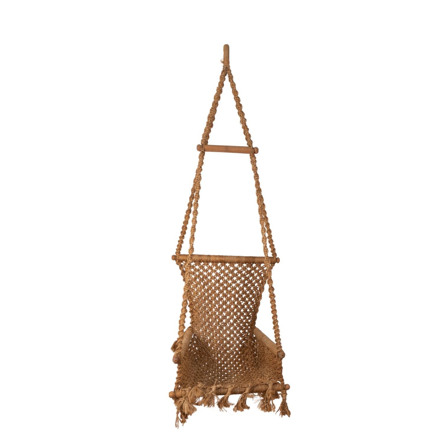 Hanging chair in braided rope and wood.

French work realized in the 1970s.