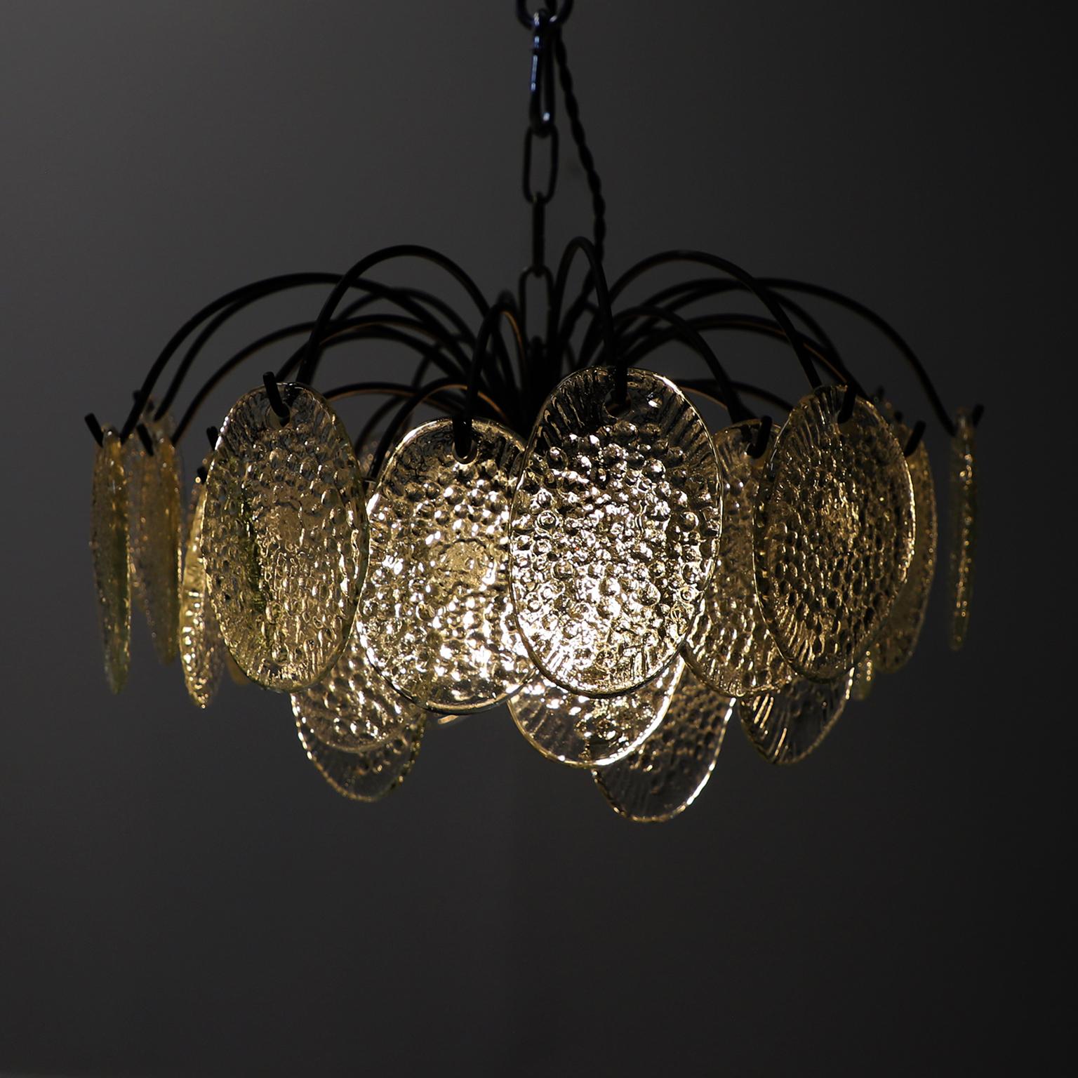 Circa 1960, Offriamo questo lampadario a sospensione con pendenti in vetro trasparente realizzati a mano su misura.
  
