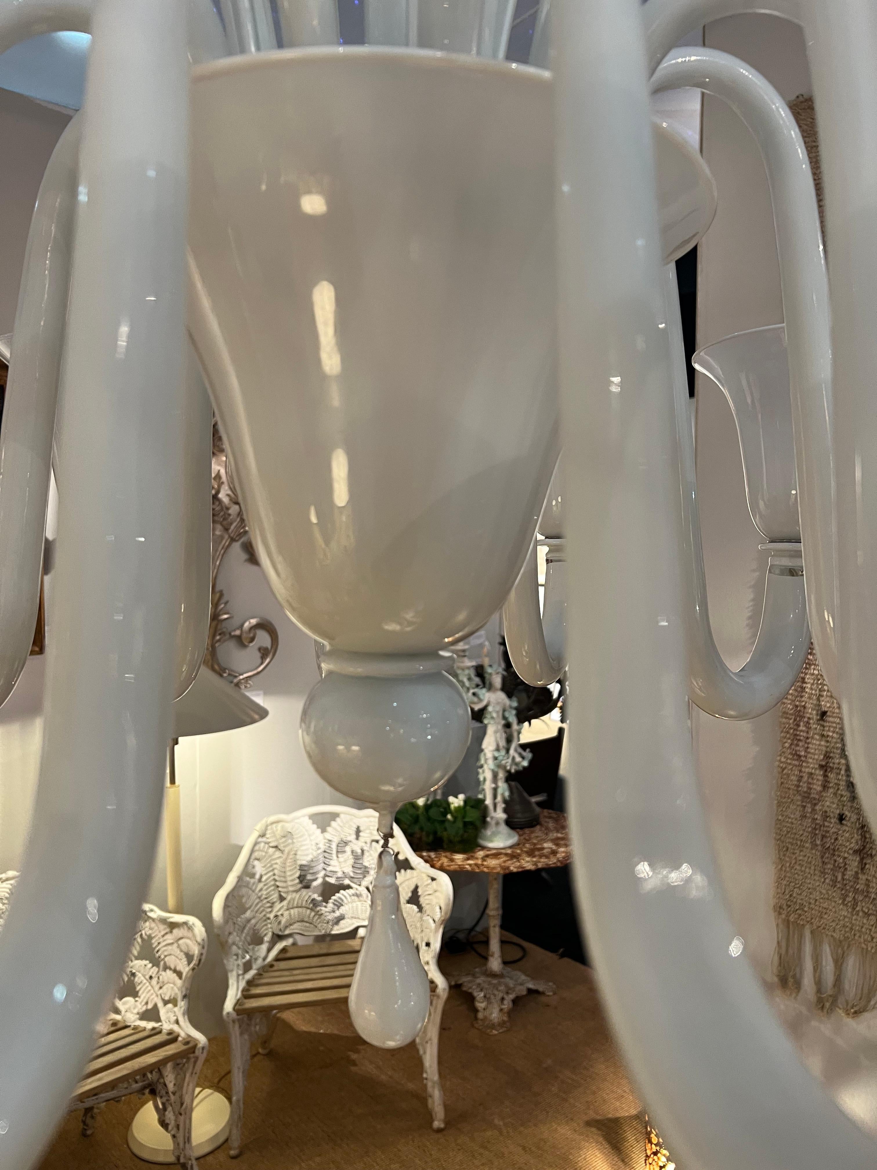 Italiano Lampadario Whiting in vetro di Murano bianco in vendita