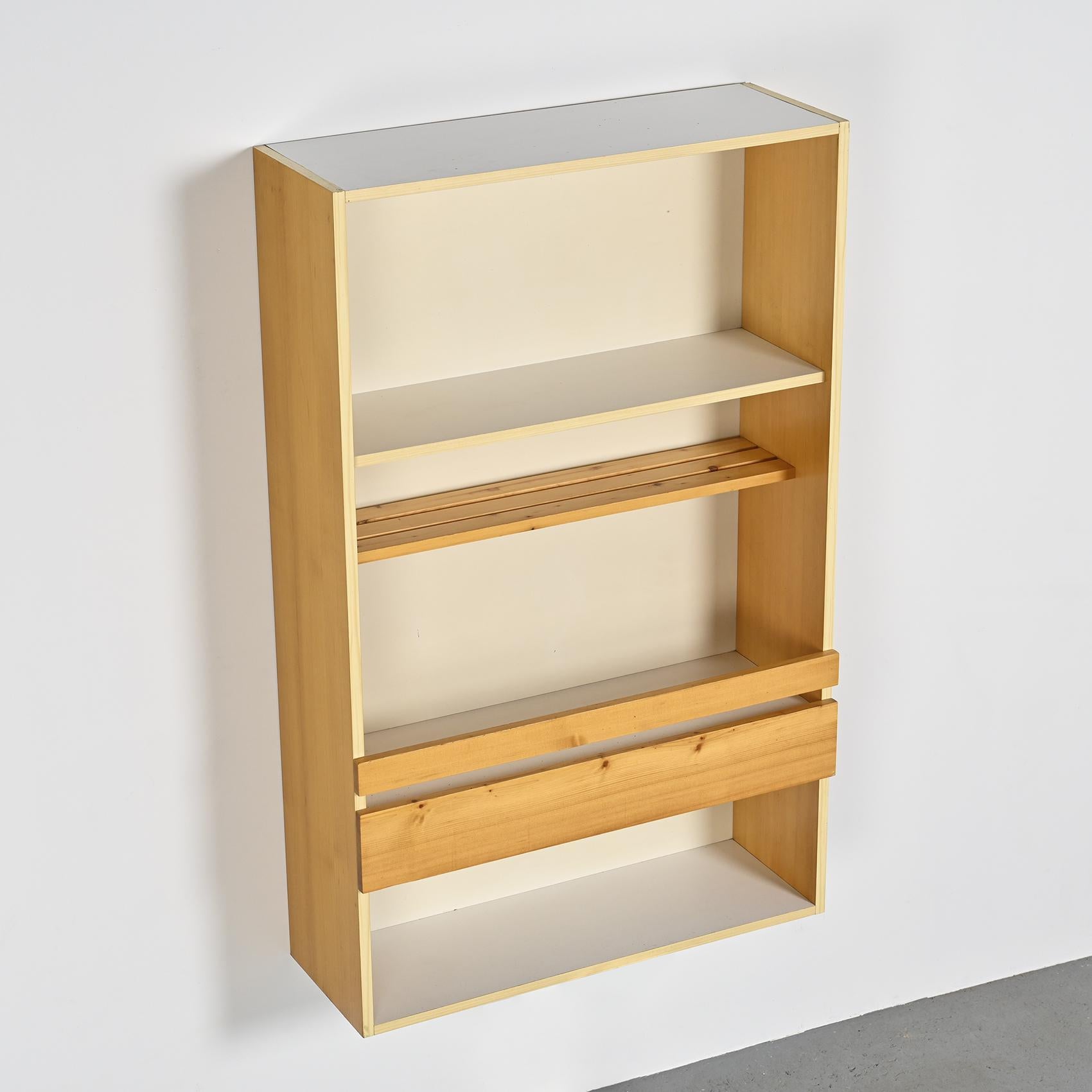 Mid-Century moderno Armadietto portavivande sospeso di Charlotte Perriand, Les Arcs 1600 in vendita