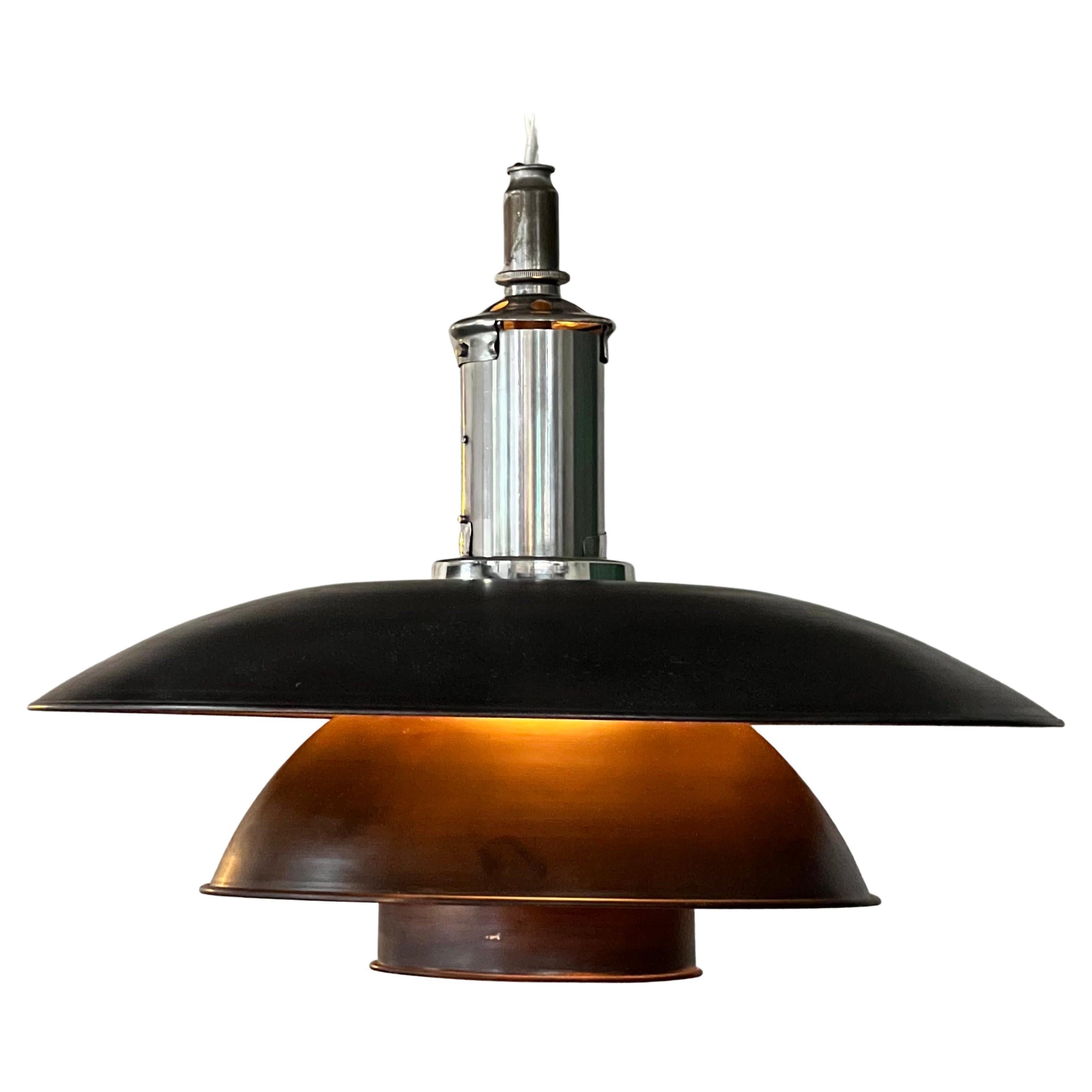 Spektakuläre Hängelampe aus Kupfer und Messing, hergestellt in den 1930er Jahren in der berühmten Louis Poulsen Fabrik. Die Lampe besteht aus mehreren Teilen, darunter 3 Kupferschirme. Leicht zu behebender Einbau. Die Lampe bleibt in ausgezeichnetem