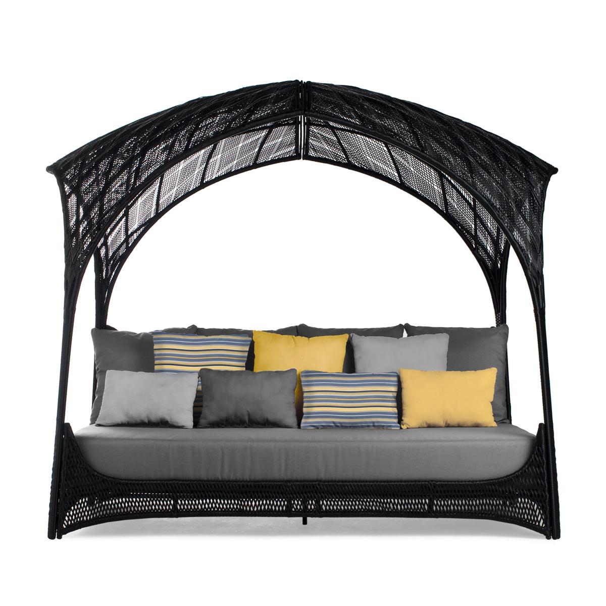 Daybed hanging with structure in steel and polyethylene.
With cushion seat and back included. Colors finish in linen
cream (indoor), or grey or light grey (outdoor). Structure available
in black or in White. Lead time production if on stock 2-3