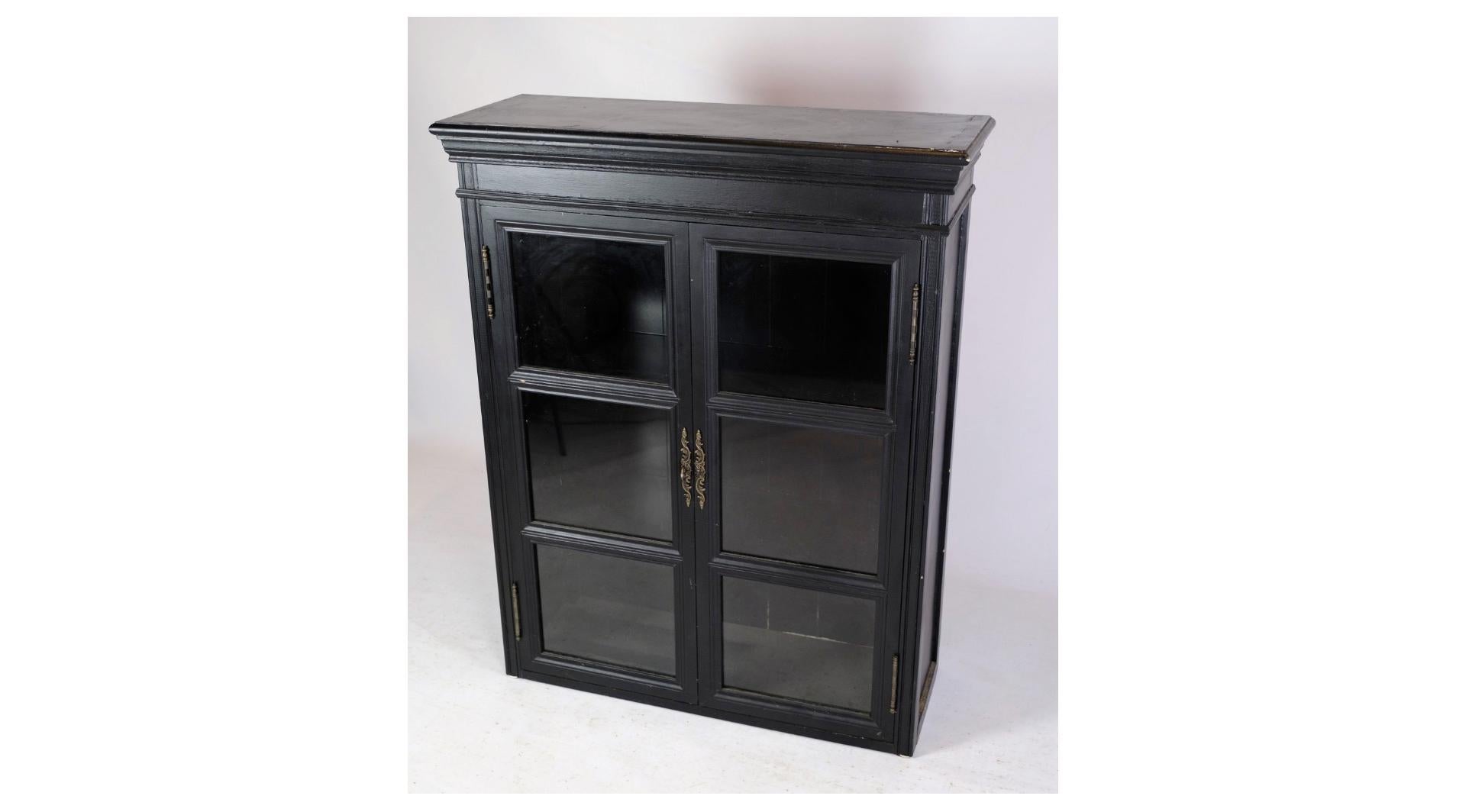 This hanging display case in a deep navy blue color is an iconic piece from the 1970s era. With its sleek design and bold color choices, it adds a touch of retro charm to any room.

The display case has a stylish and functional design with glass