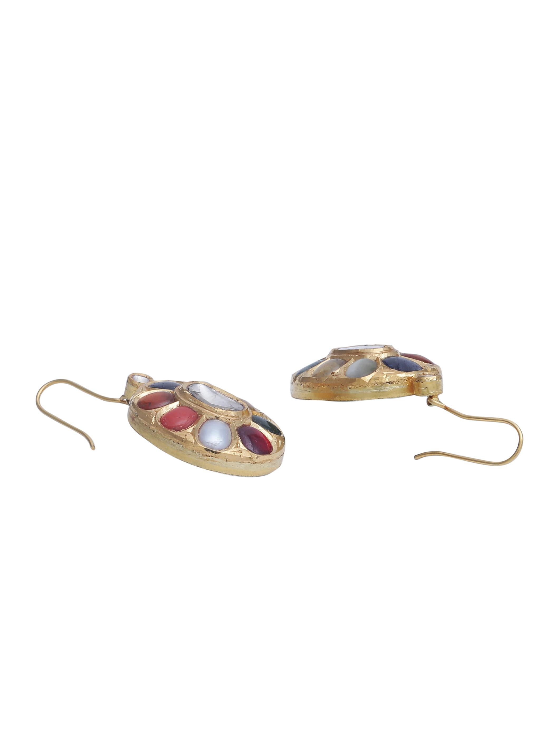 Cabochon Orecchini pendenti con nove gemme portafortuna realizzati a mano in oro 22k con smalto in vendita