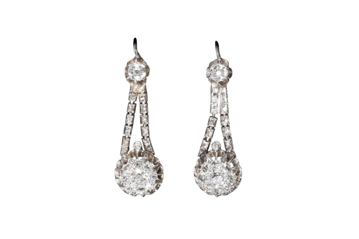 Boucles d'oreilles pendantes avec des diamants de taille ancienne. Or blanc et jaune 375, argent 800.

Origine : Europe occidentale, début du 20e siècle

Le poids total des diamants est de 1,75 ct. et le nombre de diamants sertis dans les boucles