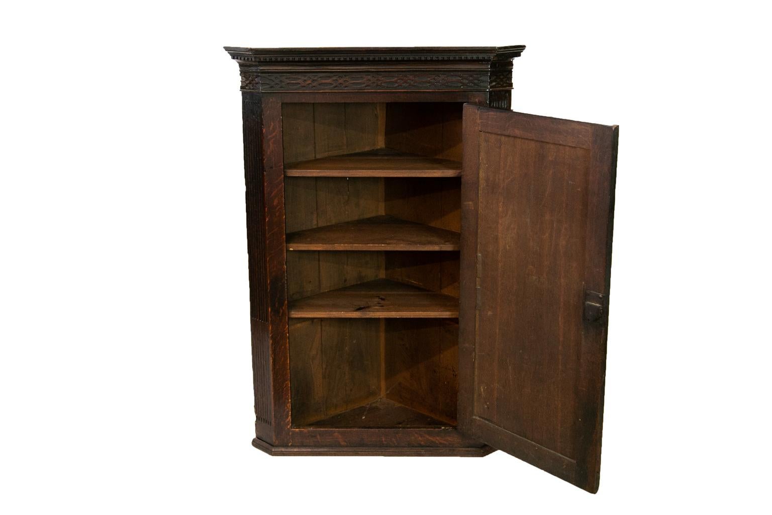 Hanging English Oak Corner Cupboard In Good Condition For Sale In Wilson, NC