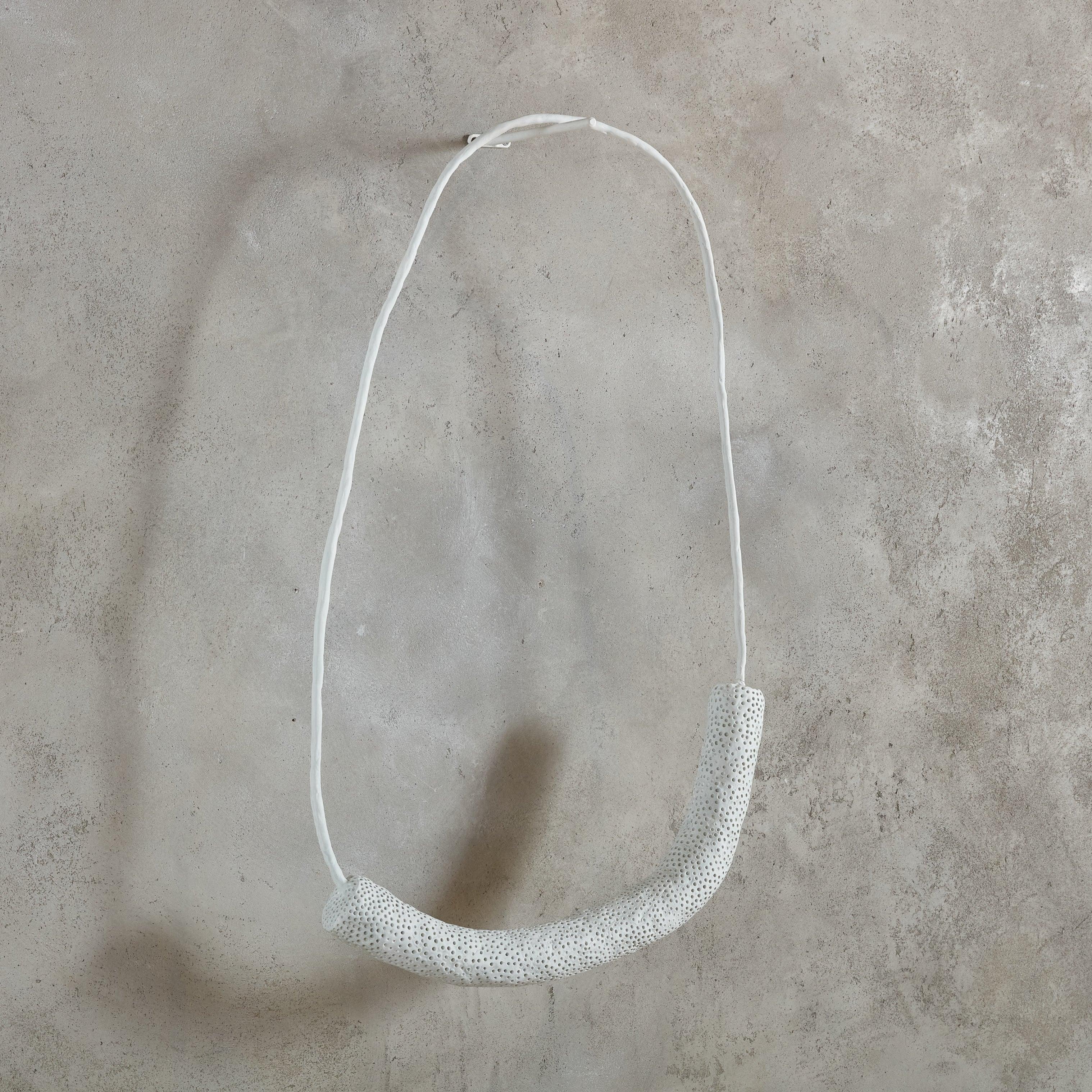 Eine abstrakte Wandskulptur aus Schaumstoff, Epoxid, Draht und Acryl der kanadischen Künstlerin Erin Vincent. Inklusive Befestigungsmaterial zum Aufhängen.

Erin Vincent ist eine kanadische Künstlerin, die skulpturale Wandkunst und Installationen in