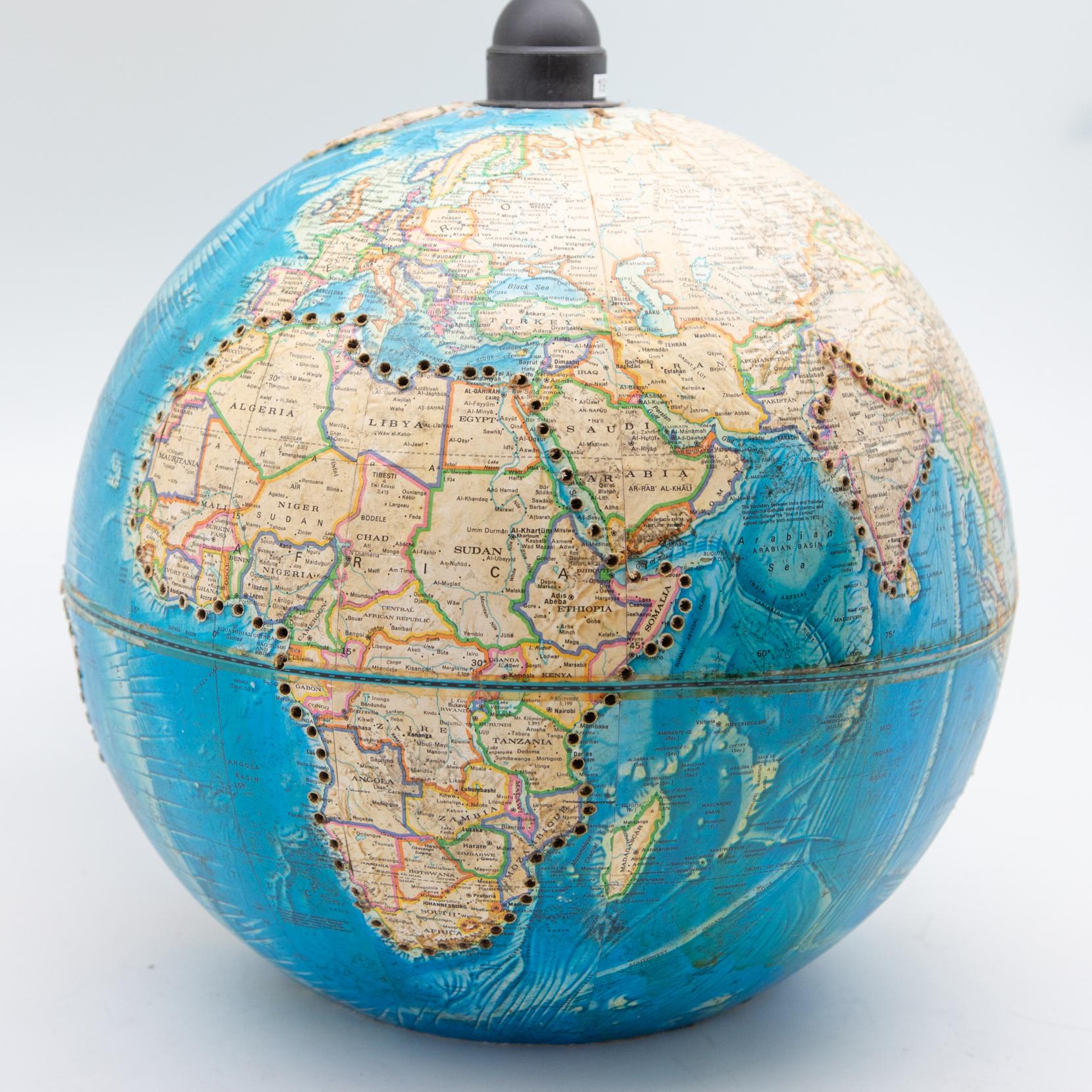 Hanging globe light. Measures: 12