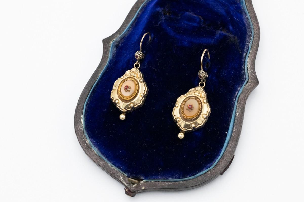 Pendientes colgantes chapados en oro de estilo Biedermeier, principios de la época victoriana.

De plata y recubierto de oro de baja ley.

Pendientes originalmente conservados, fechados entre 1840 y 1850 - raramente vistos.

Decorada con las