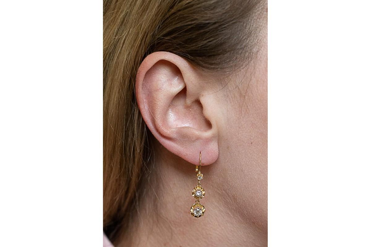 Boucles d'oreilles pendantes avec diamants en or jaune 18 carats (titre 0.750)

Origine : France, milieu du 20e siècle - tête d'aigle conservée

Serti de 6 diamants d'un poids total de 0,99ct (environ 1,00ct) d'une pureté VS-SI et d'une couleur G-H