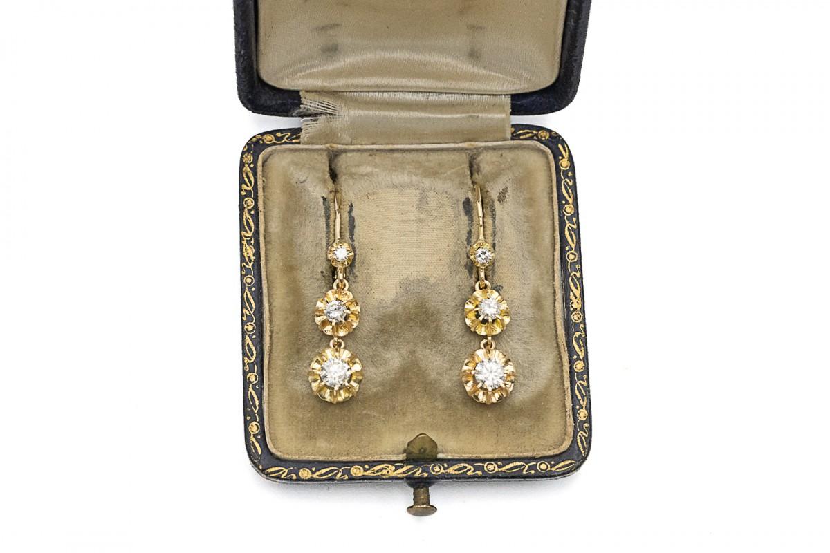 Taille vieille Europe Boucles d'oreilles pendantes en or avec des diamants d'environ 1,00ct, France, milieu du 20e siècle en vente