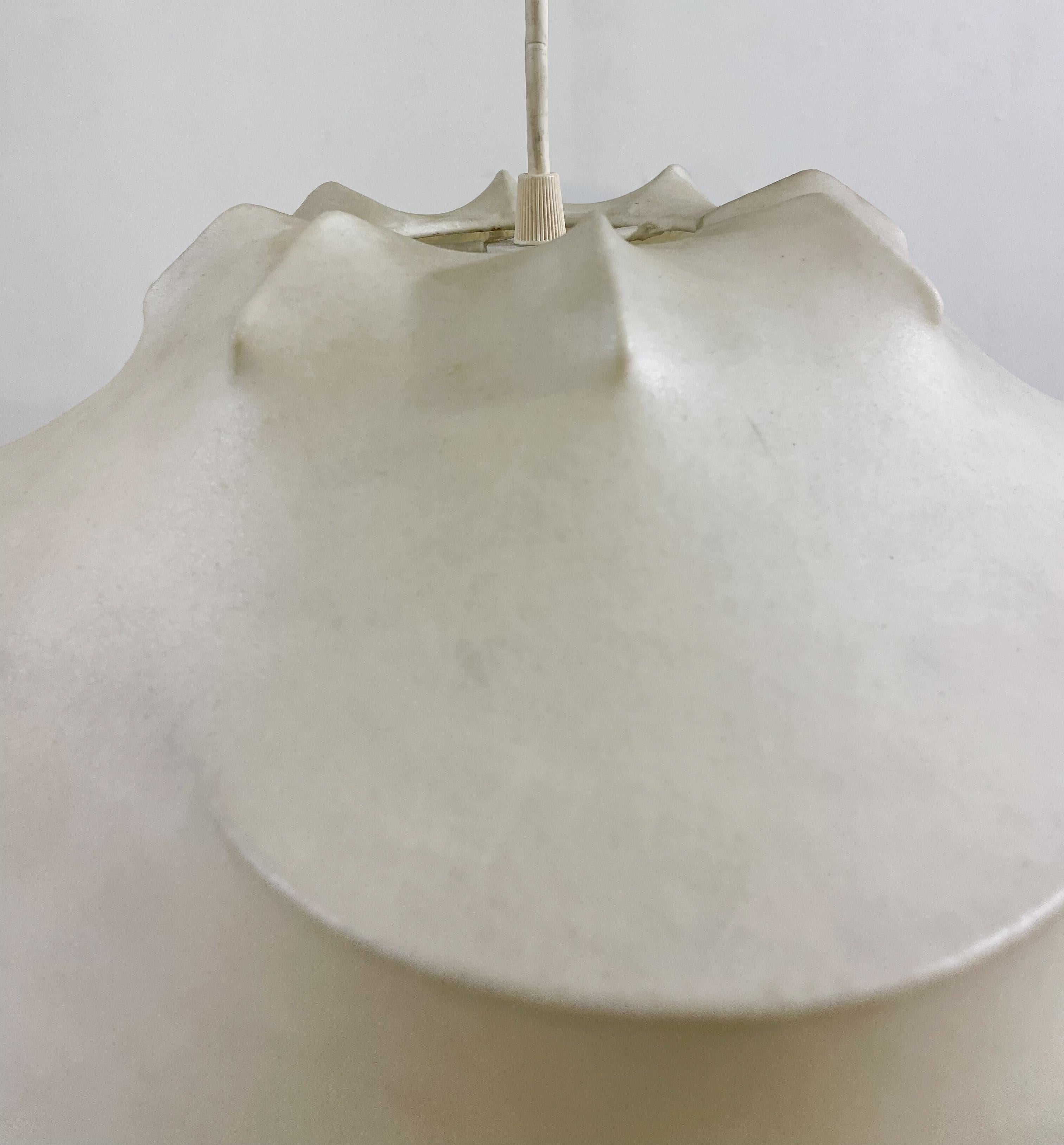 Italiano Lampada a sospensione di Achille and Pier Giacomo Castiglioni per Flos, anni '60 in vendita