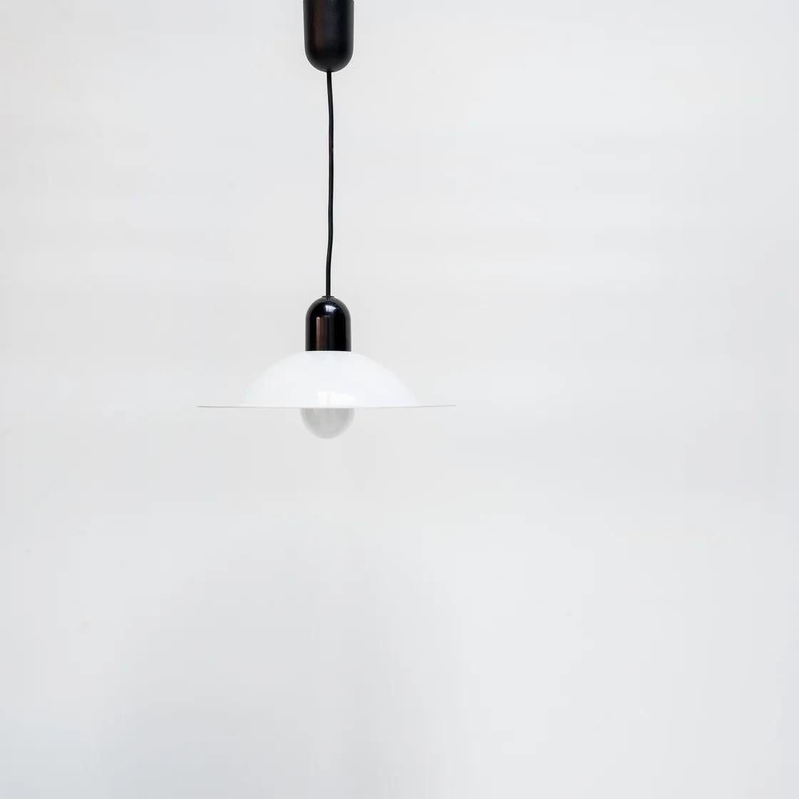 Lámpara colgante de De Pas, D'Urbino & Lomazzi para Stilnovo. Una forma minimalista con un difusor ancho y poco profundo que difunde la luz uniformemente, creando un resplandor suave y atmosférico. Su simplicidad escultural la hace versátil tanto