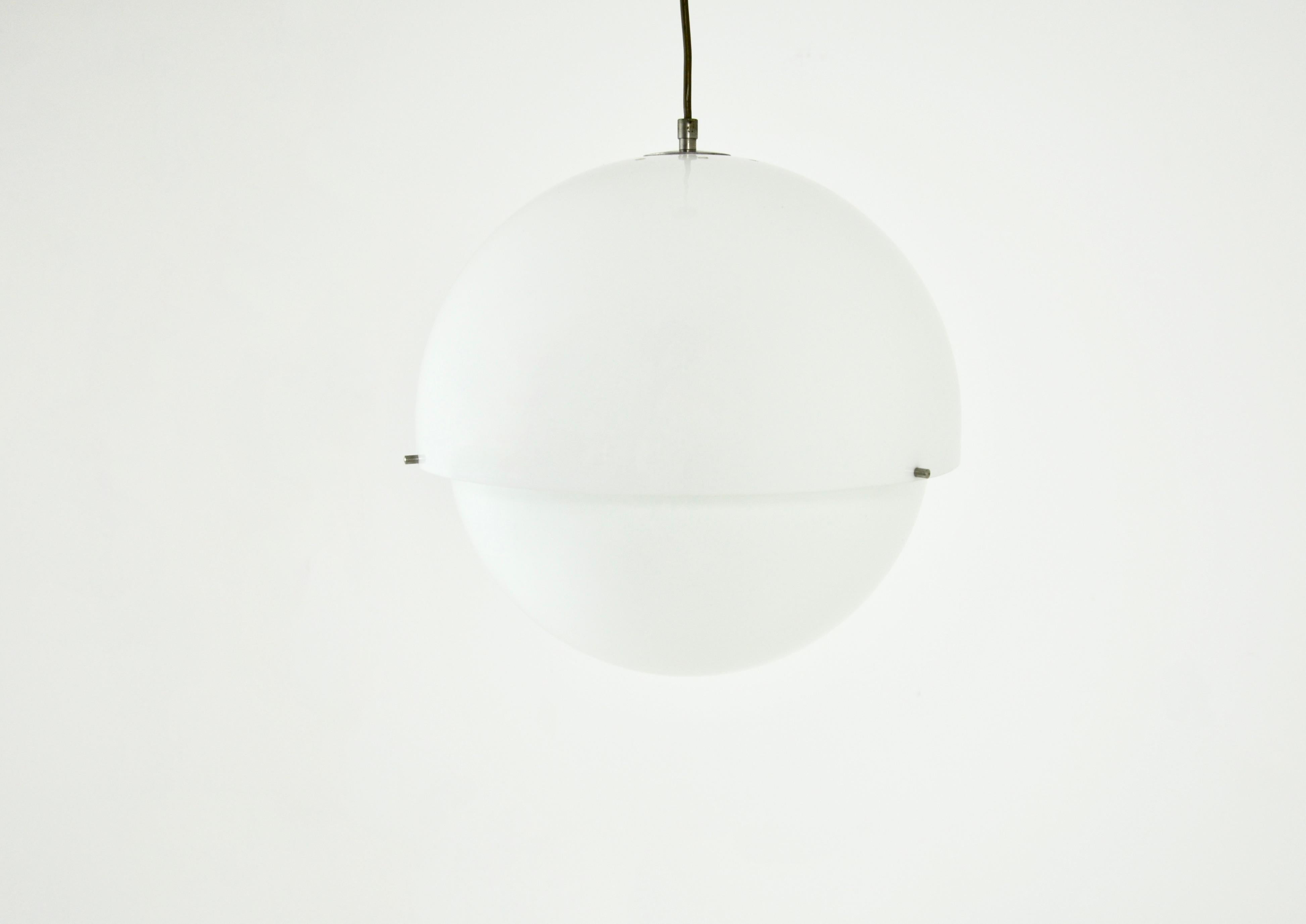 Lampada a sospensione in plastica e ottone. Altezza massima con cavo: 105 cm. Buone condizioni. Usura dovuta al tempo e all'età della lampada.
Per la spedizione, richiedici di ricevere il miglior prezzo.