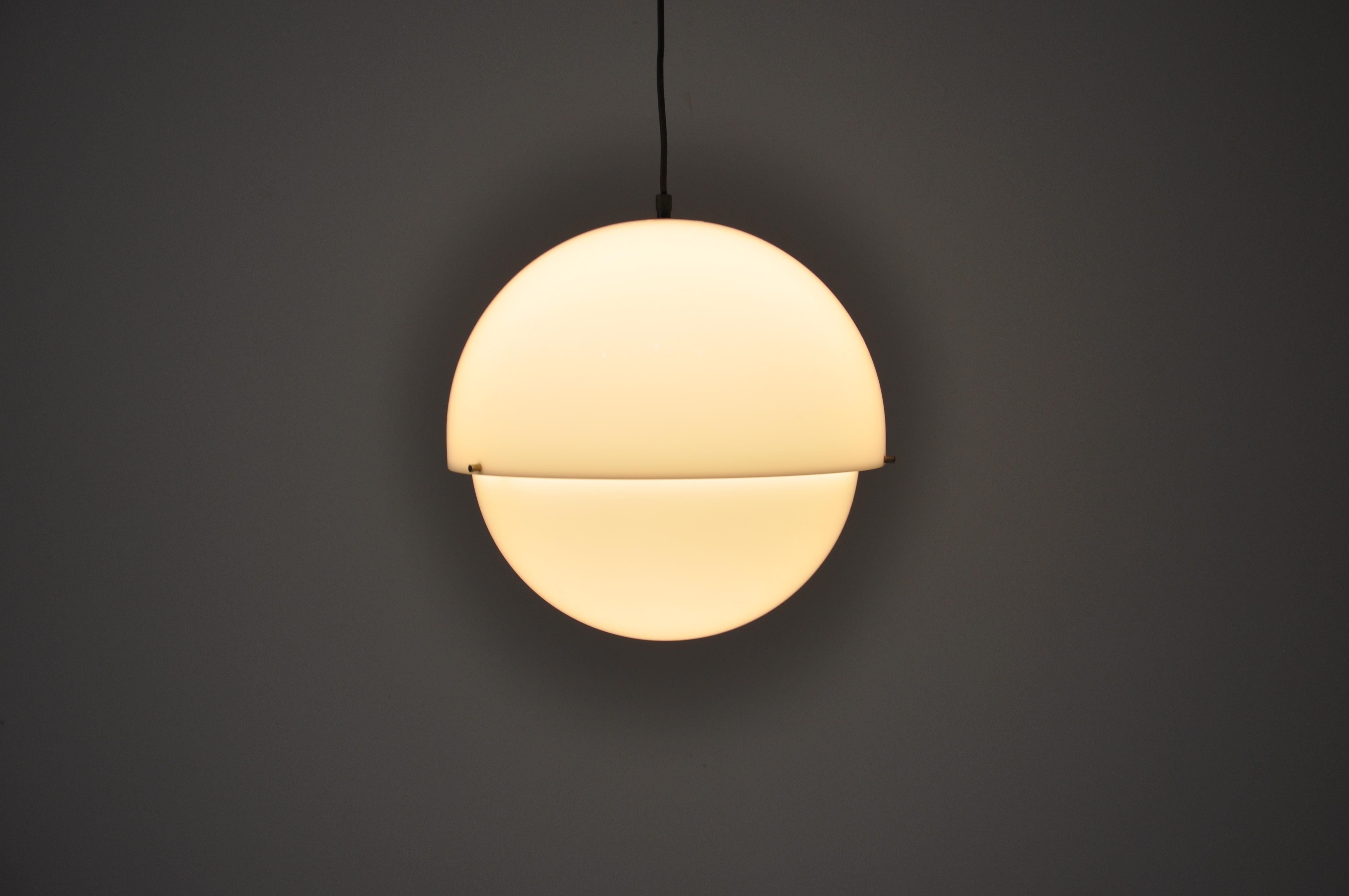 Mid-Century moderno Lampada a sospensione di Luigi Bandini Buti per Kartell, anni '60 in vendita