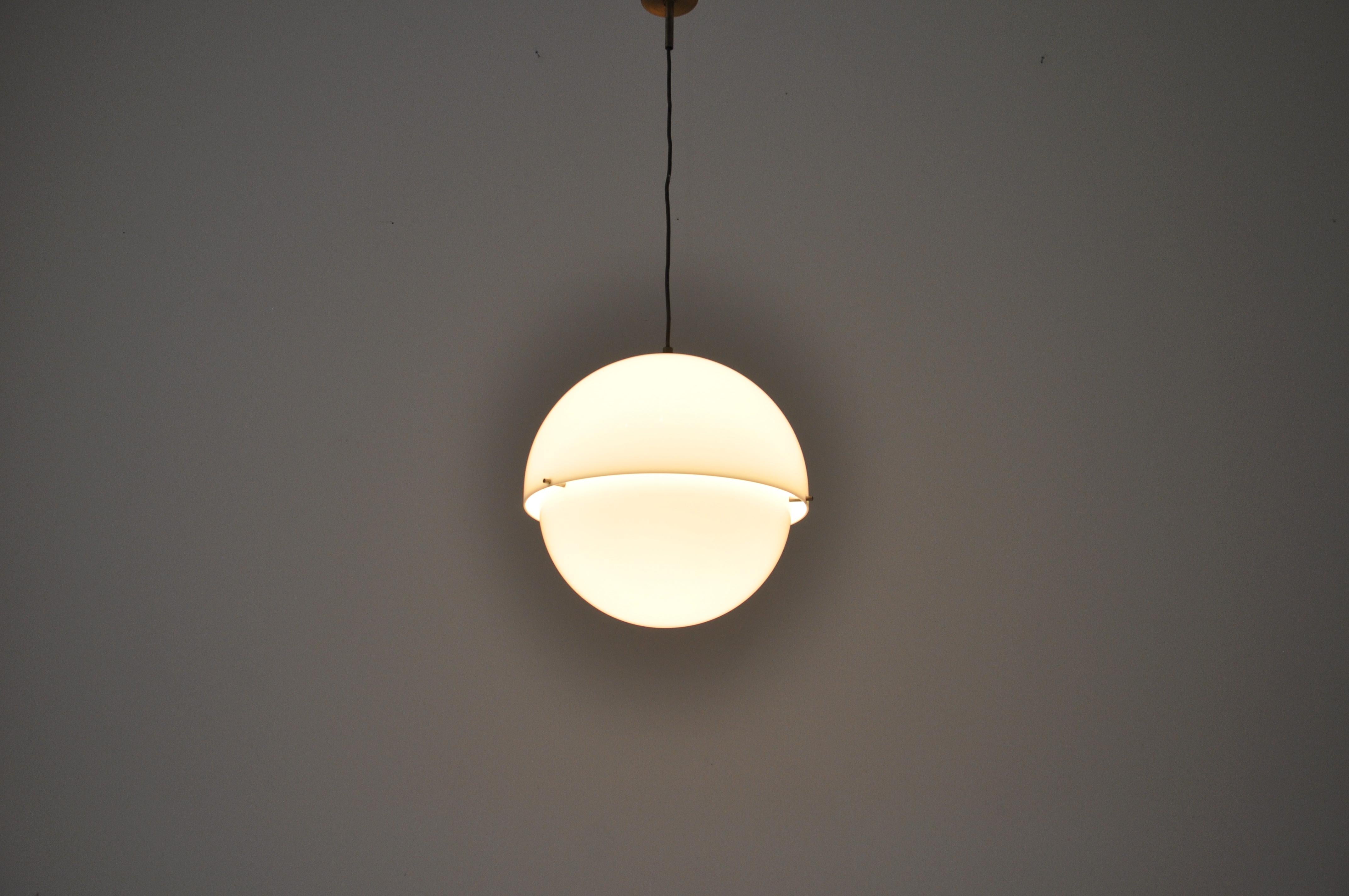 Ottone Lampada a sospensione di Luigi Bandini Buti per Kartell, anni '60 in vendita