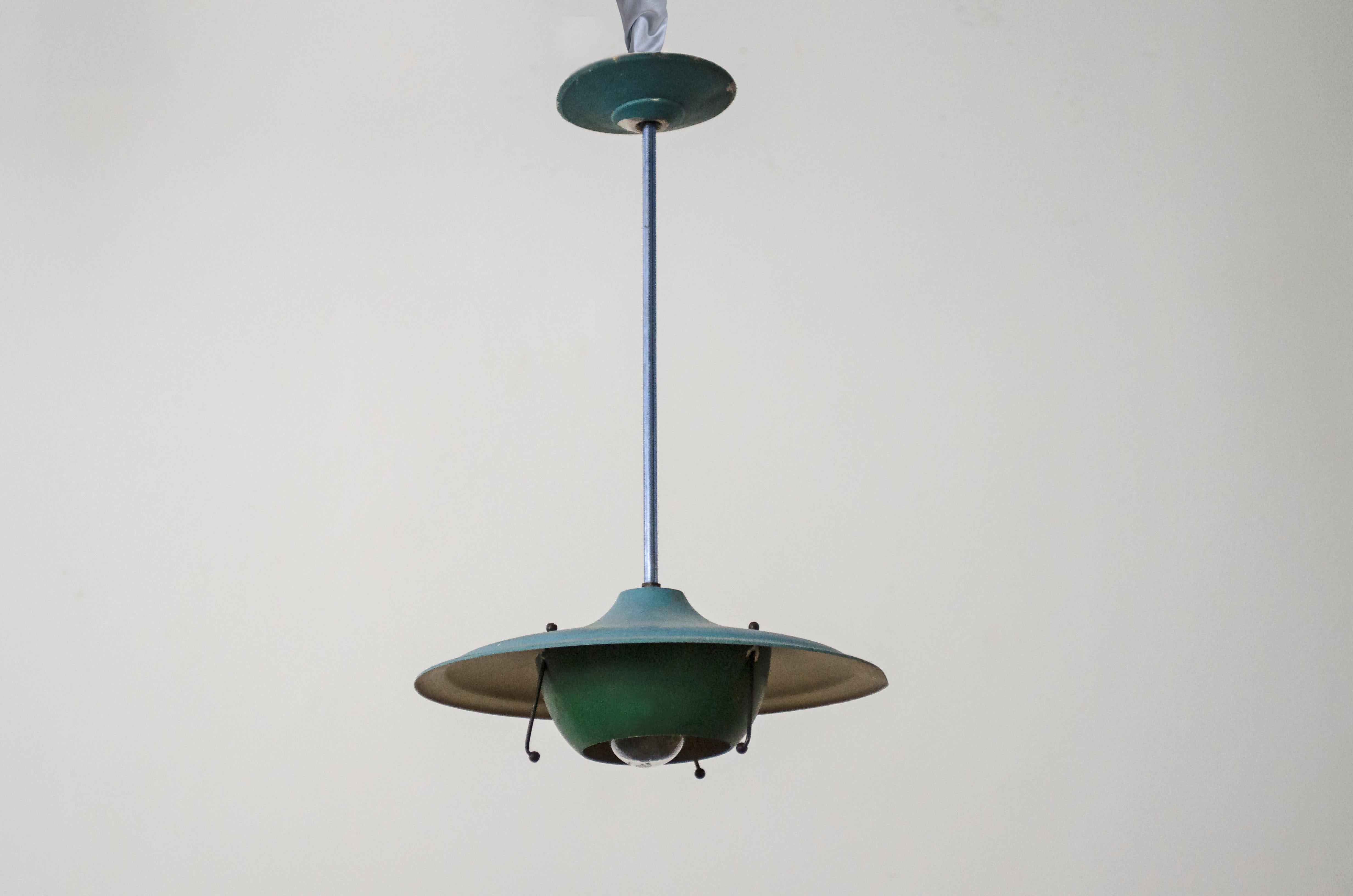 Italian pendant lamp attributed to Stilnovo. Brass support, arm and cup. Green patinated with marks of time and use on the brass.

Italy, CIRCA 1950.