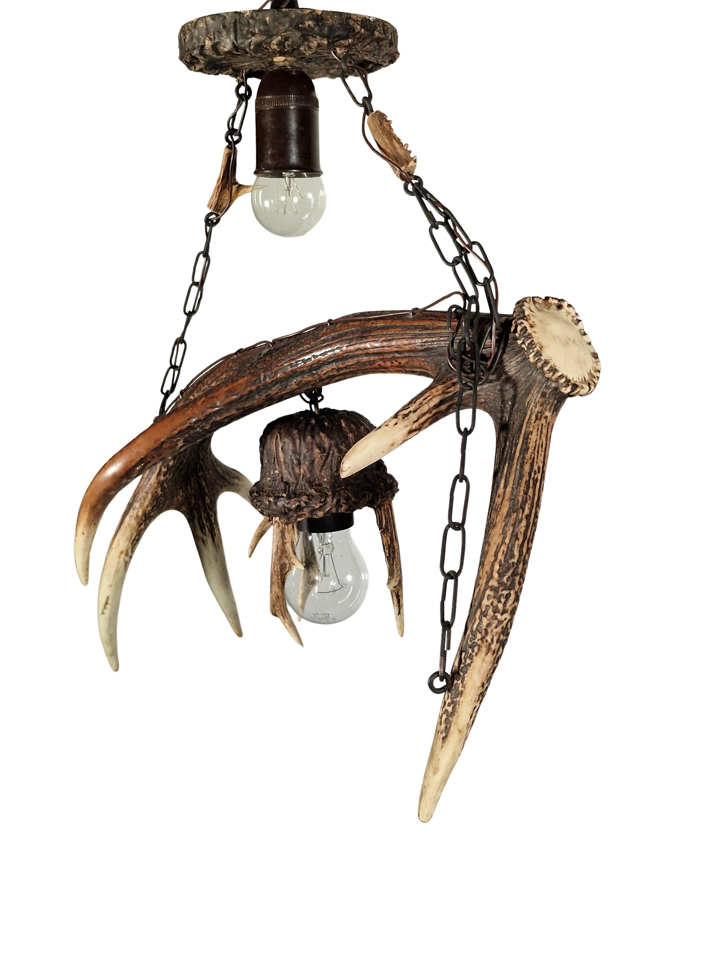 Lámpara colgante, araña, óptica de cuerno de ciervo, arte popular vagabundo, 1900, Austria Tallado a mano en venta