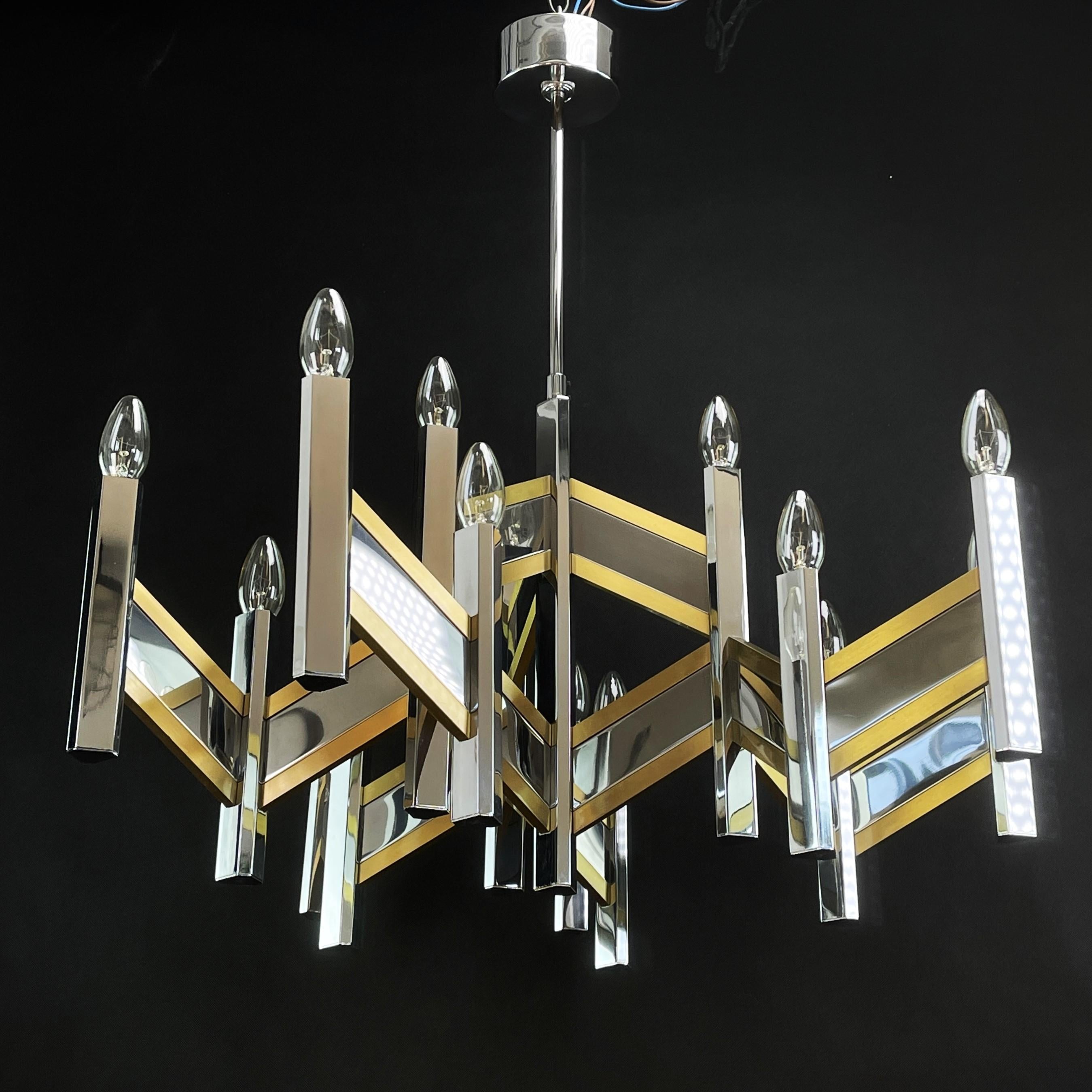 Sputnik ceiling lamp by Sciolari - 1970s.

This large Sputnik lamp is a real design classic from the 1960s-1970s. The lounge lamp by Sciolari is an original and gives a pleasant light. The Italian lamp is made out of chrome and brass plated metal.