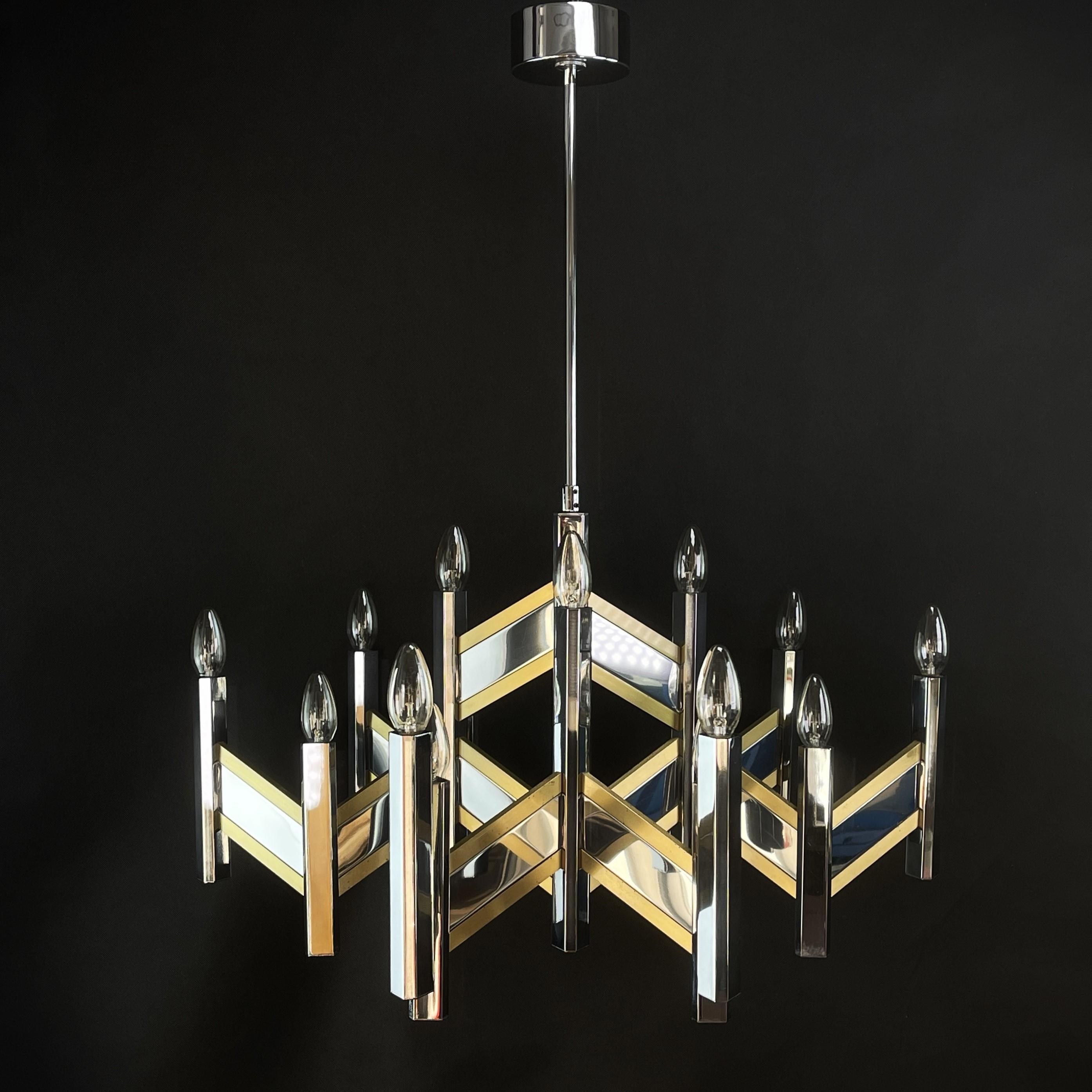 Sputnik ceiling lamp by Sciolari - 1970s

This large Sputnik lamp is a real design classic from the 1960s-1970s. The lounge lamp by Sciolari is an original and gives a pleasant light. The Italian lamp is made out of chrome and brass plated metal.