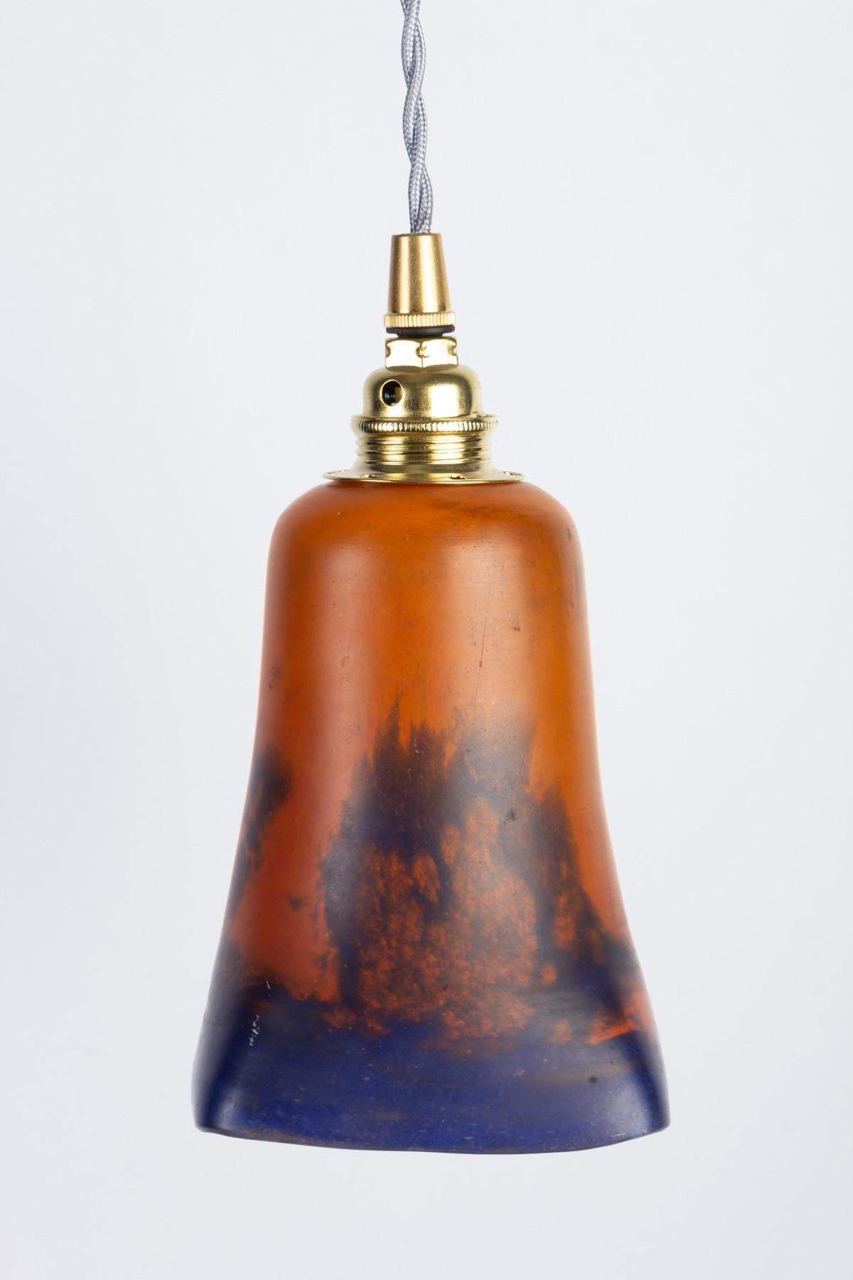 Lampe à suspension, pâte de verre, 1900.
Mesures : H 19 cm, D 10 cm.