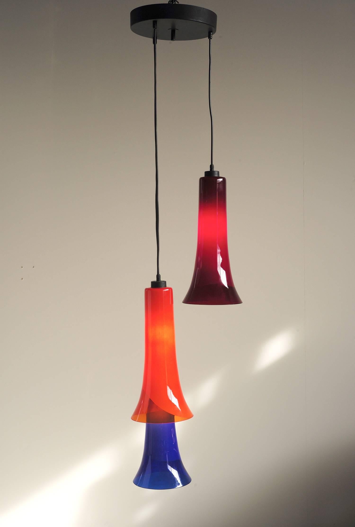 Mid-Century Modern Lampe suspendue en verre soufflé à trois lumières colorées, Italie, 1960 en vente