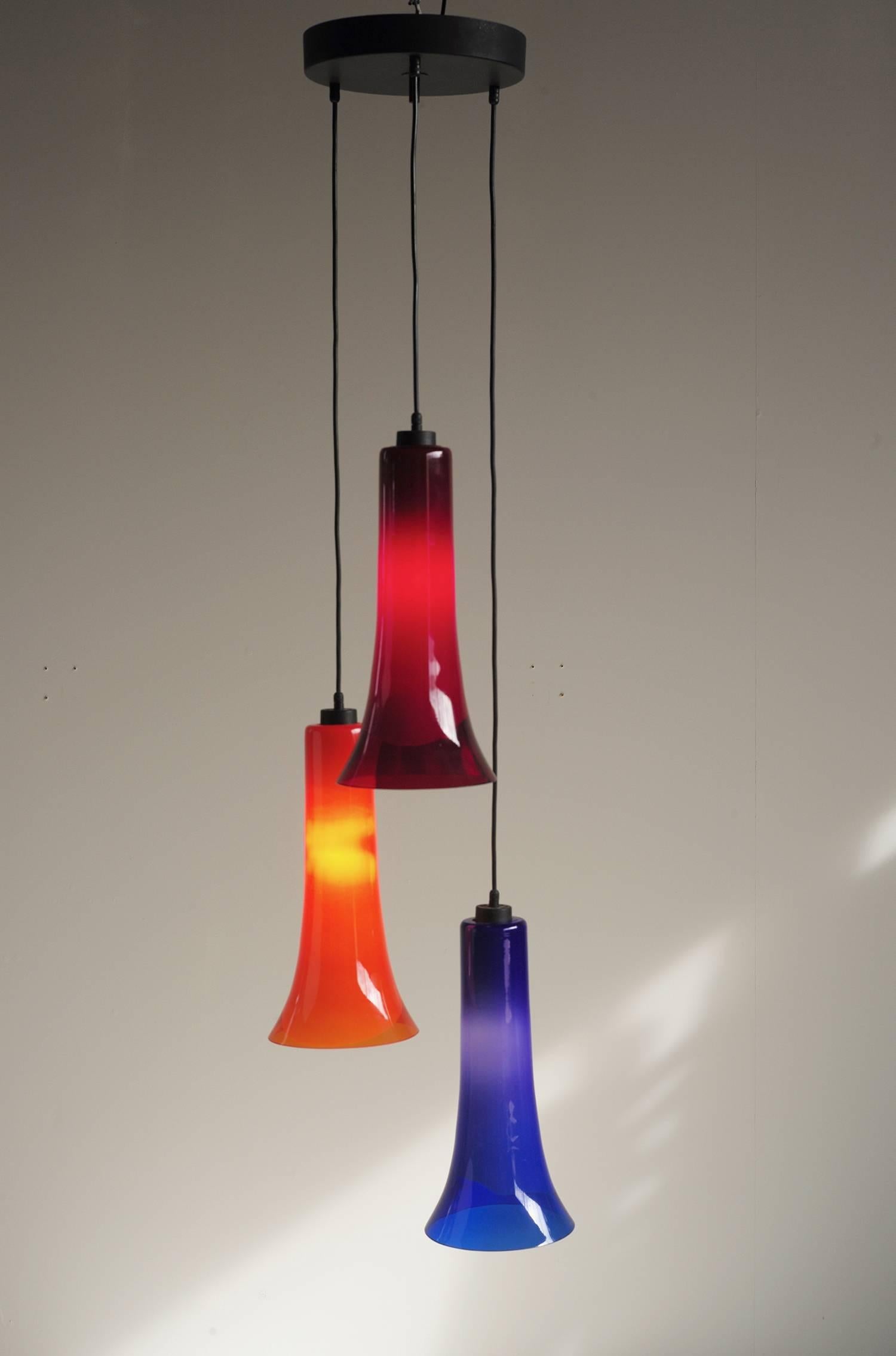 Noirci Lampe suspendue en verre soufflé à trois lumières colorées, Italie, 1960 en vente