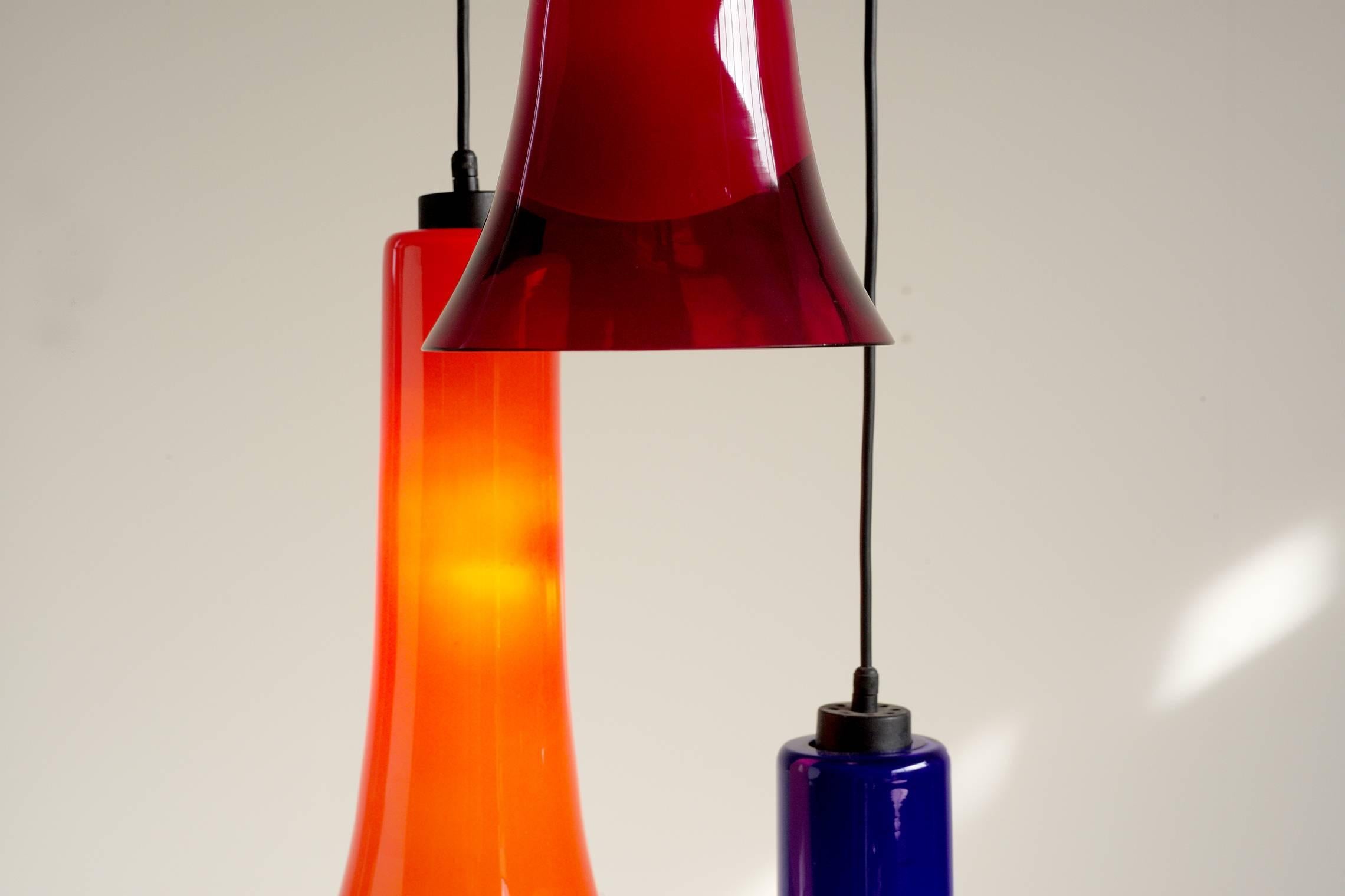 Milieu du XXe siècle Lampe suspendue en verre soufflé à trois lumières colorées, Italie, 1960 en vente
