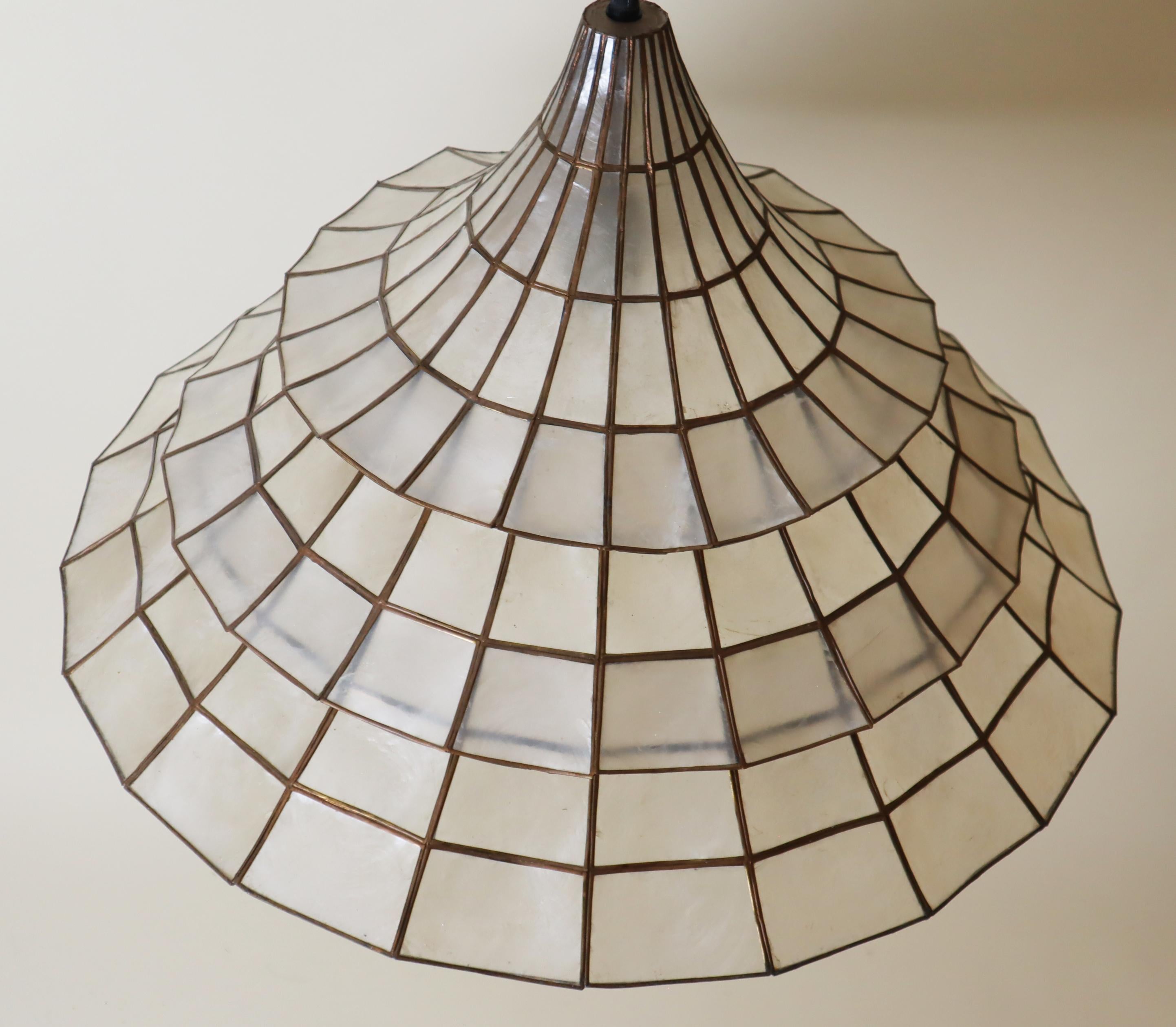 Hängelampe aus Capriz-Muscheln, handgefertigt, Italien 1960er Jahre (Moderne der Mitte des Jahrhunderts) im Angebot
