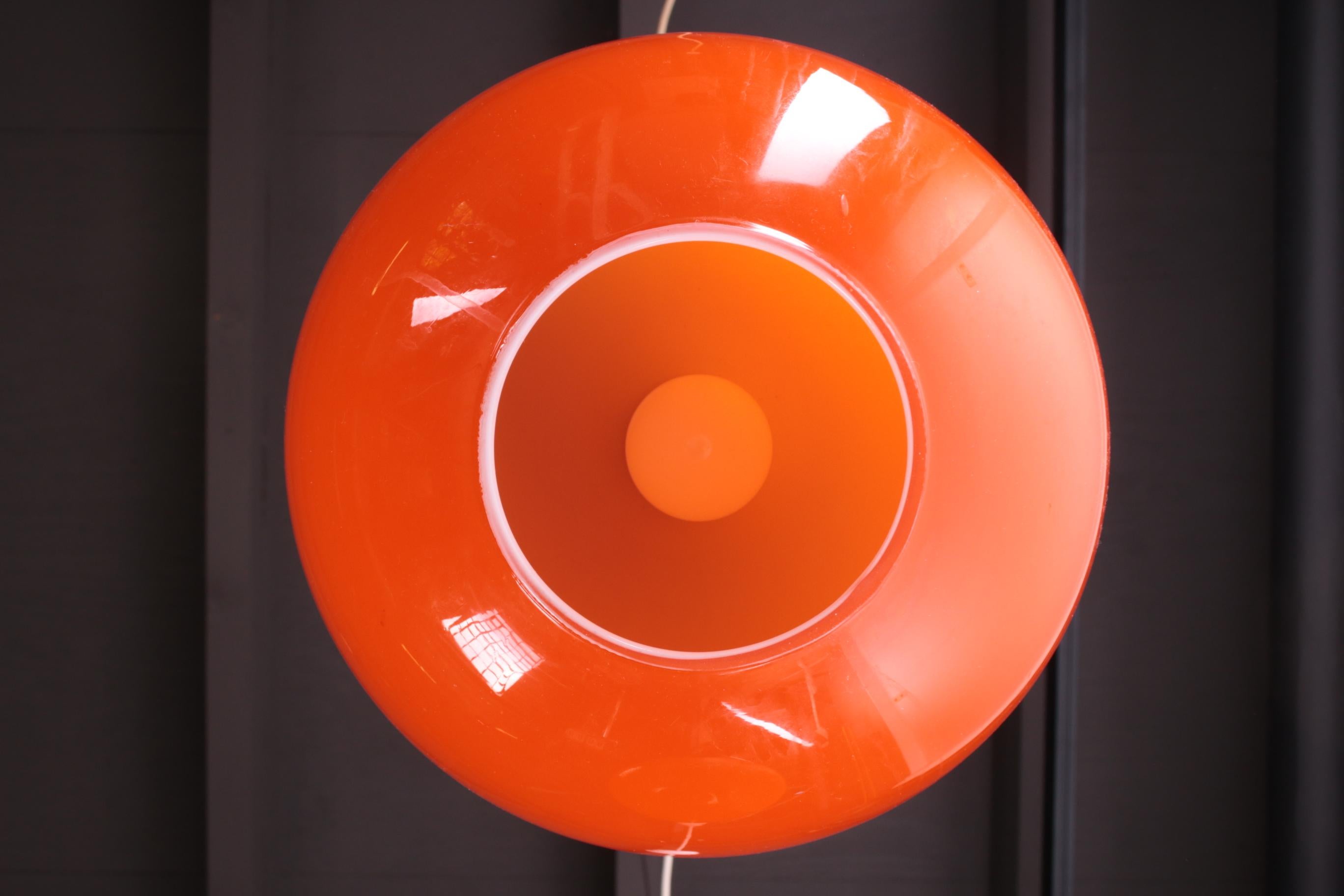 Belle lampe à suspension orange, ce modèle est aussi appelé Ui. (La forme d'un oignon). Ces lampes sont soufflées à la bouche, ce qui est également appelé verre de Murano. L'intérieur est toujours blanc. Cette lampe n'a malheureusement plus de