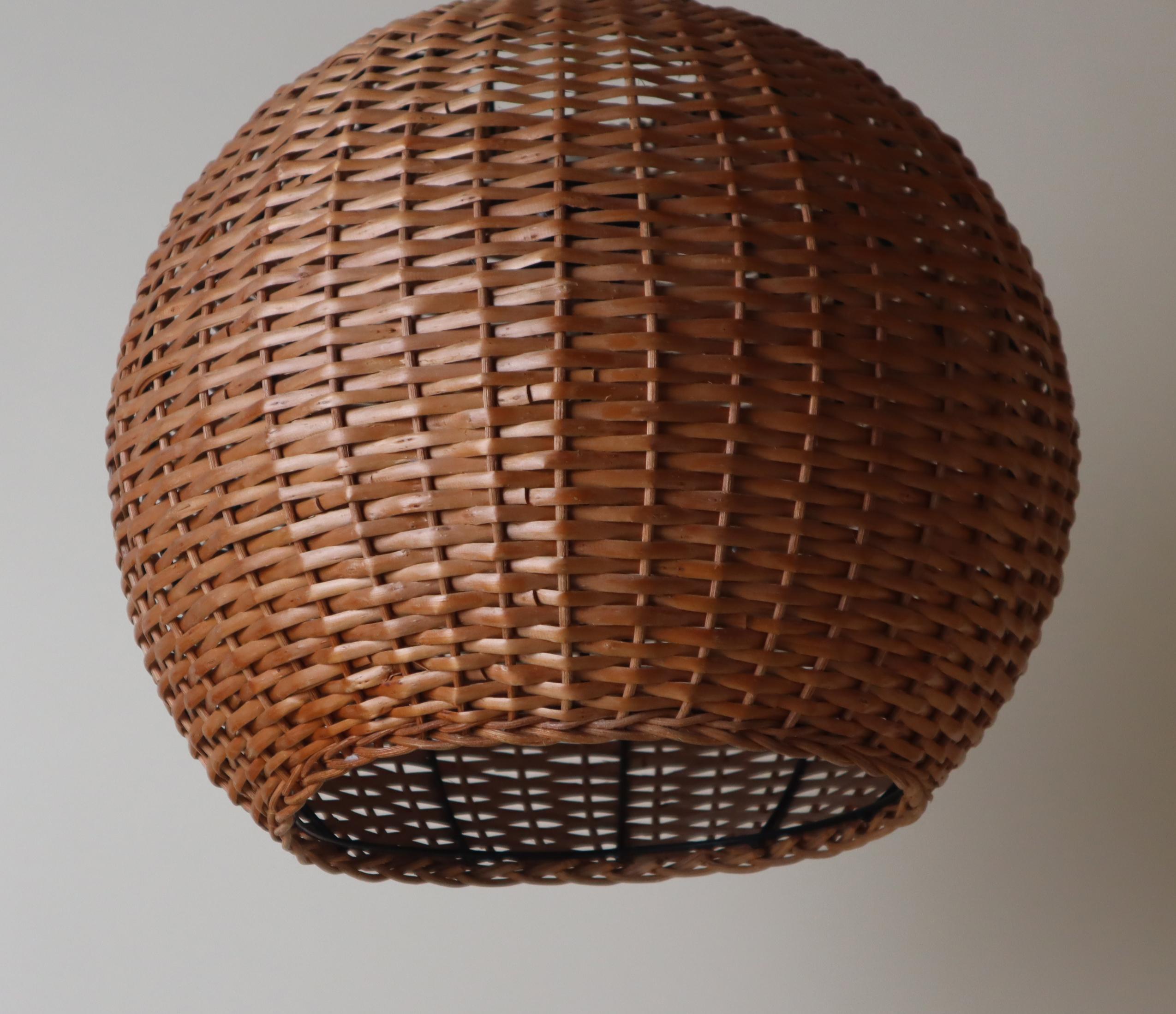 Hanging Lamp Woven by Hand from Willow in the Shape of a Ball In Good Condition For Sale In Hannover, DE