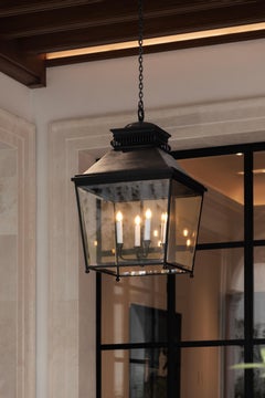 Lanterne suspendue en bronze sculptée à la main avec quatre Lights