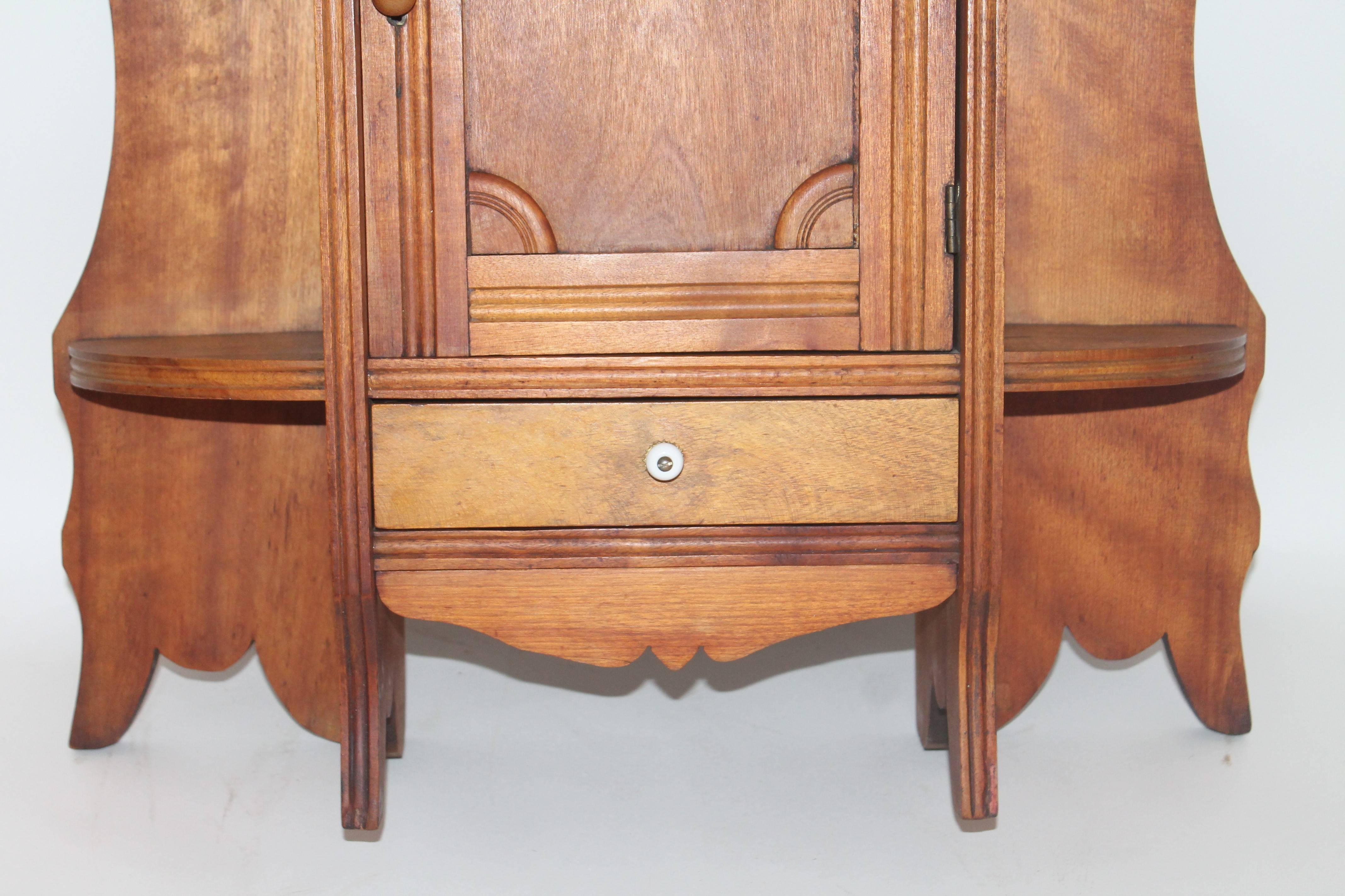 Sculpté à la main Armoire à pharmacie suspendue avec un tiroir:: pin du XIXe siècle