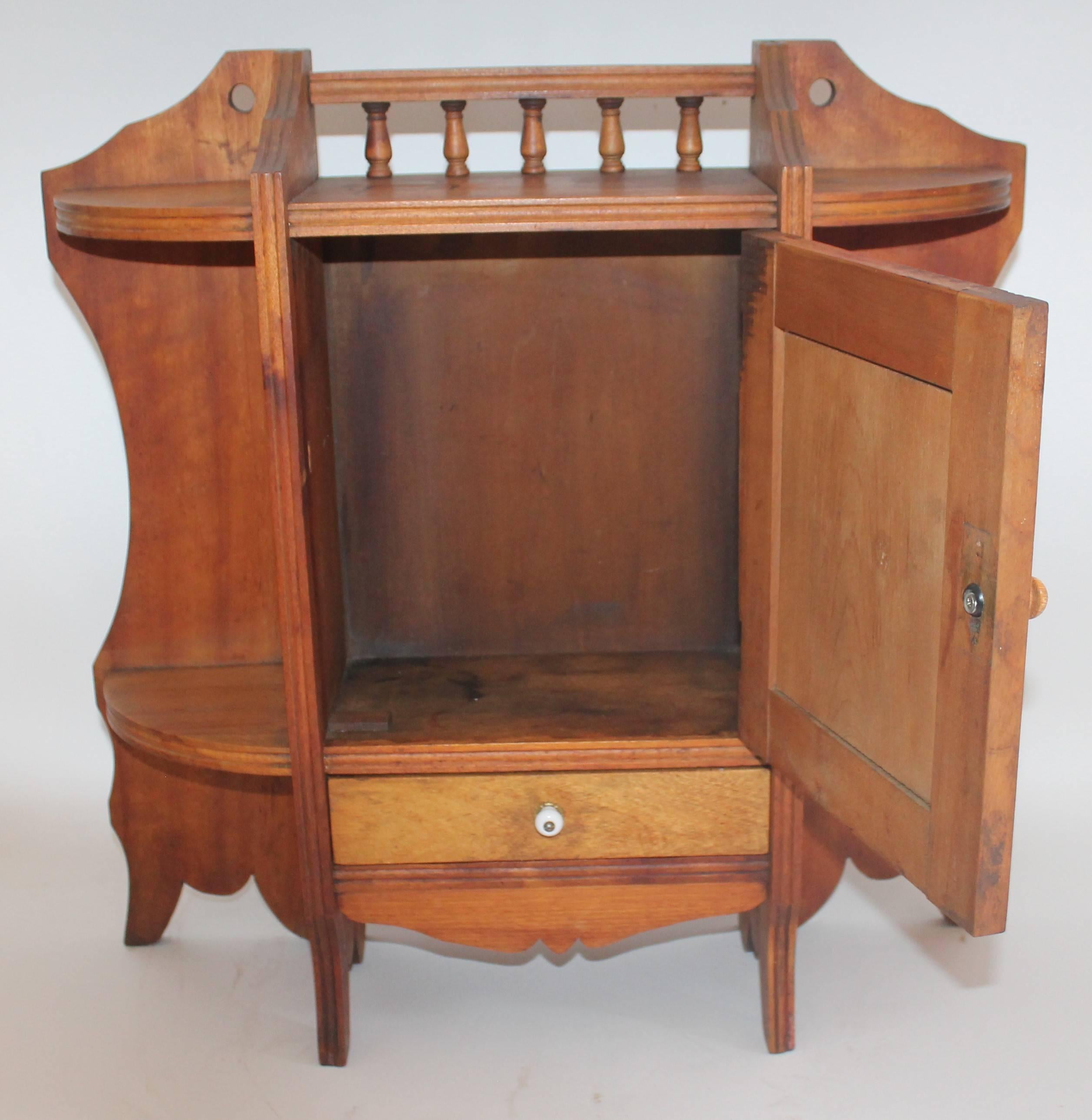 Hanging Medicine Cabinet with One Drawer, 19th Century Pine In Excellent Condition In Los Angeles, CA