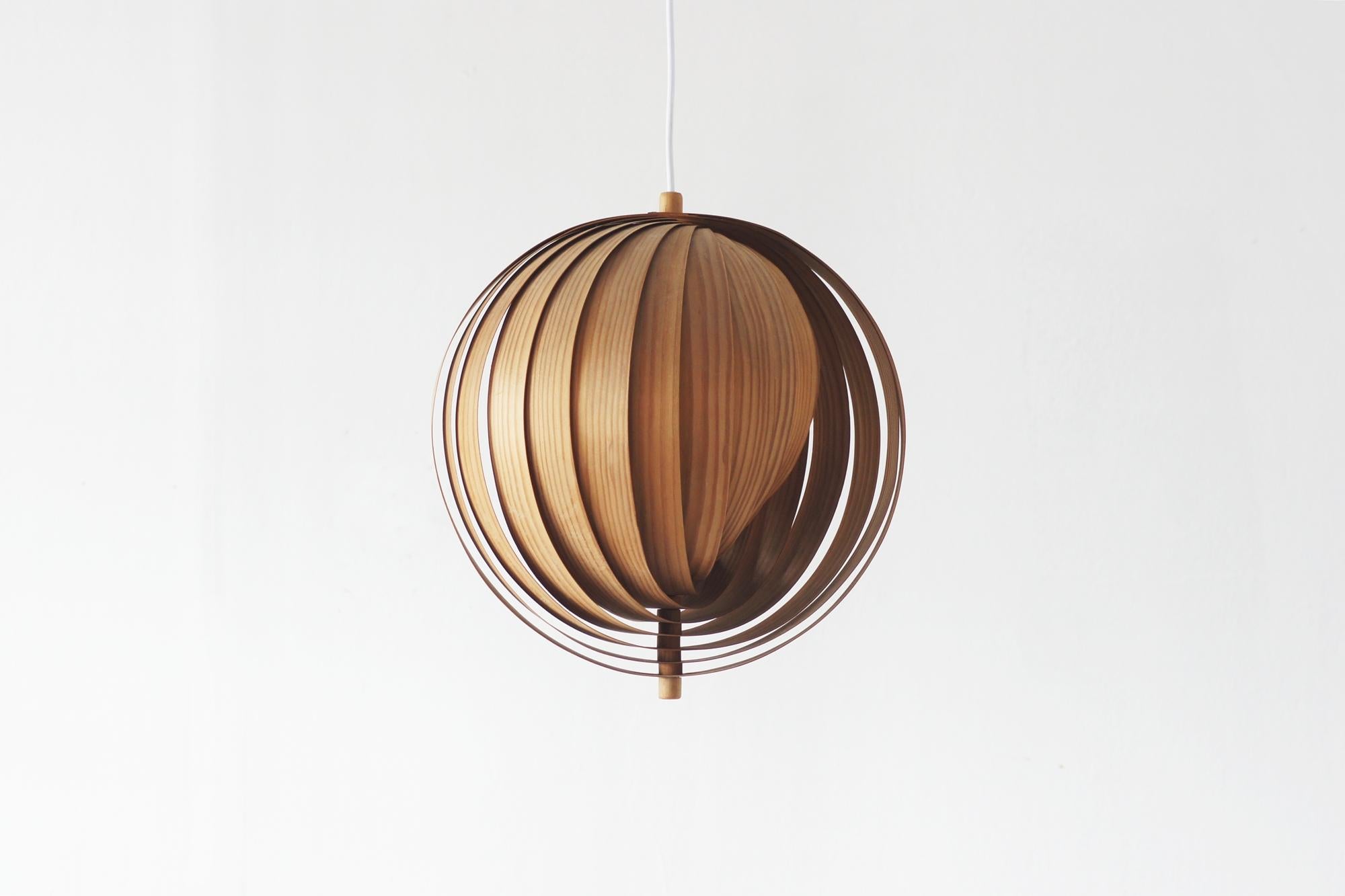 Lampe fantastique faite de fines lamelles de pin sur une base en pin qui donne une lumière chaude fantastique.

Conçue par Hans-Agne Jakobsson qui, en 1951, a fondé sa propre société d'éclairage Hans-Agne Jakobsson AB à Agnes. Il a également conçu