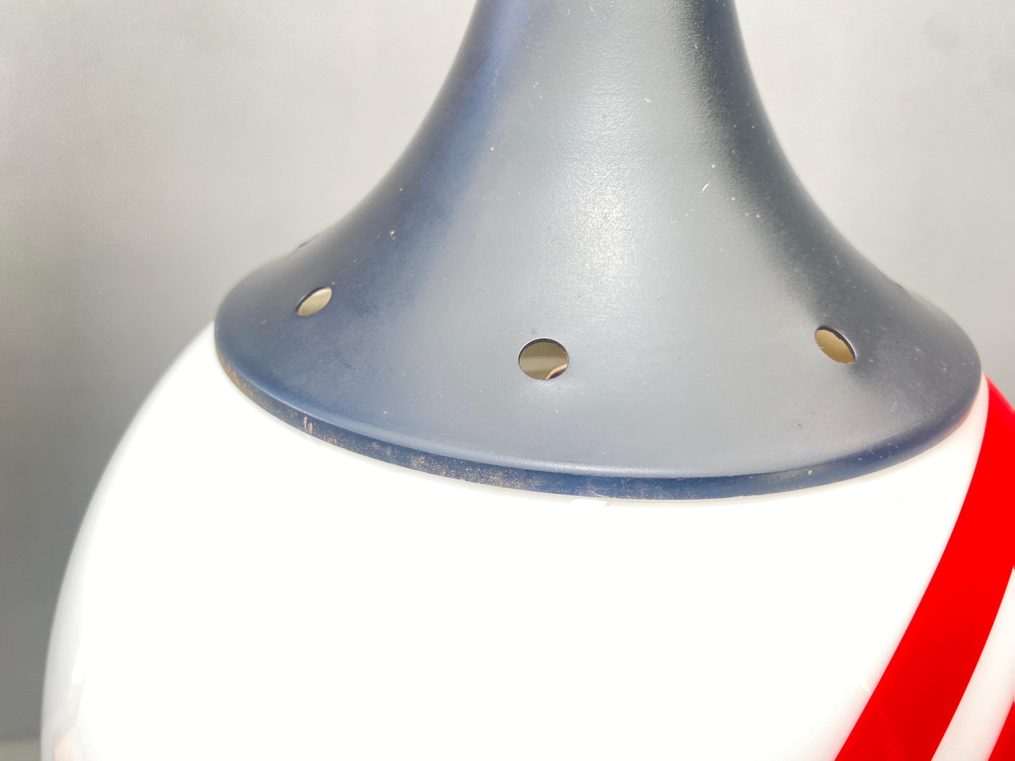 Lampe suspendue avec abat-jour rond en verre en vente 7