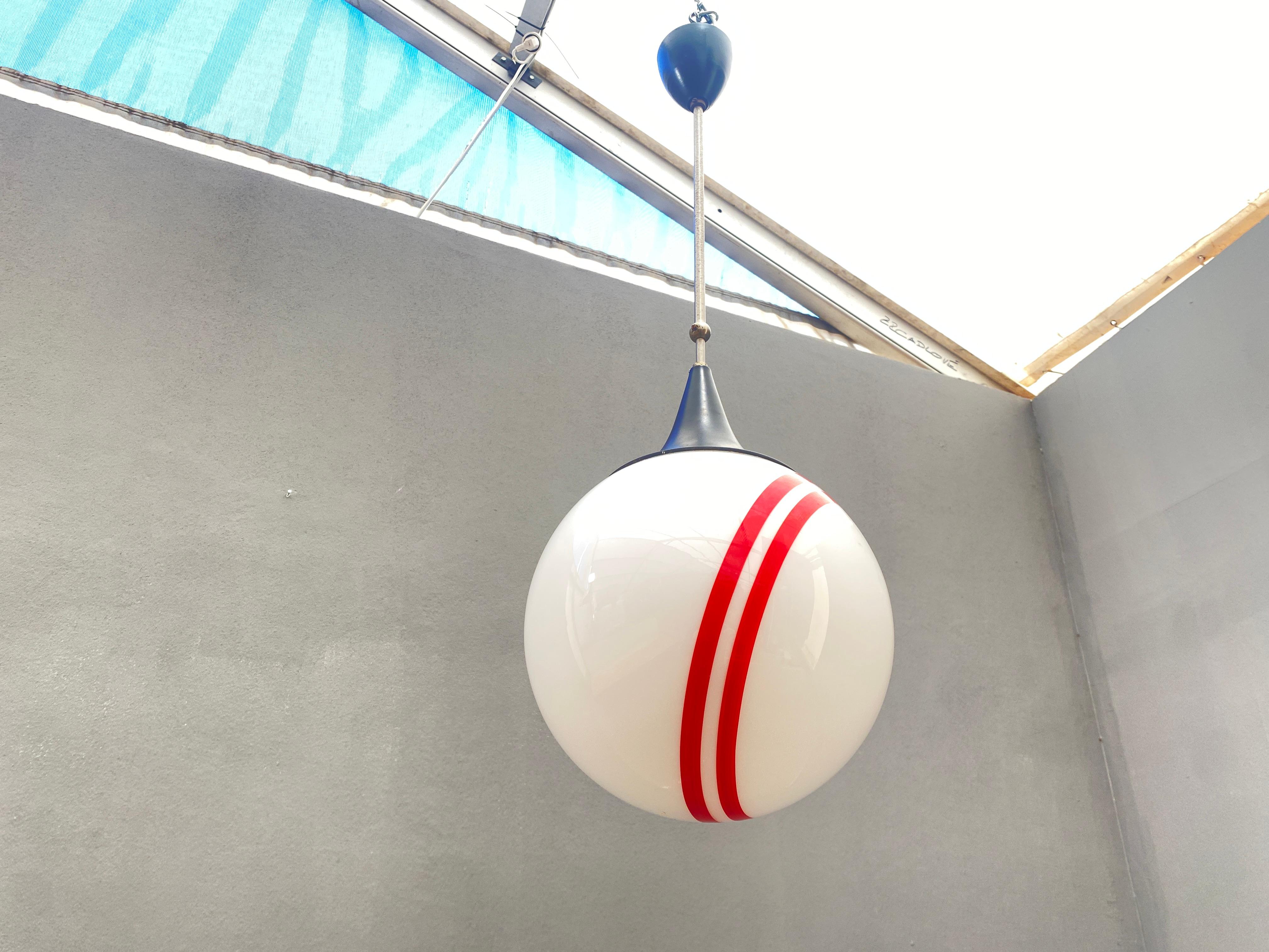 Lampe suspendue avec abat-jour rond en verre en vente 9