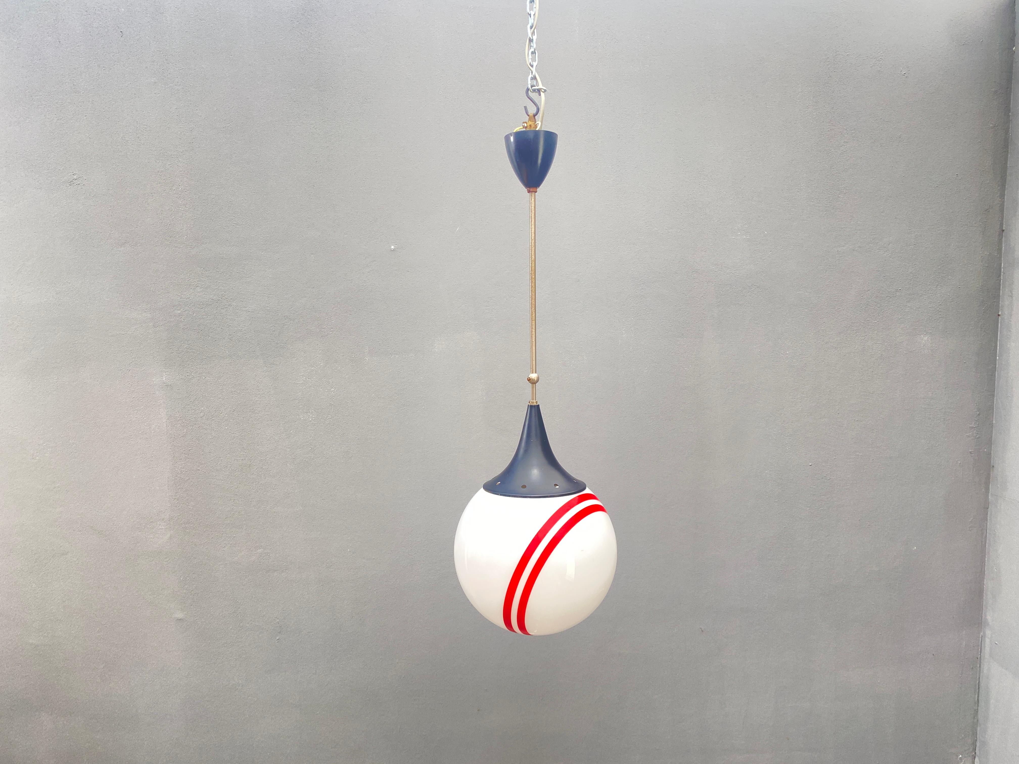 Lampe suspendue avec abat-jour rond en verre en vente 10