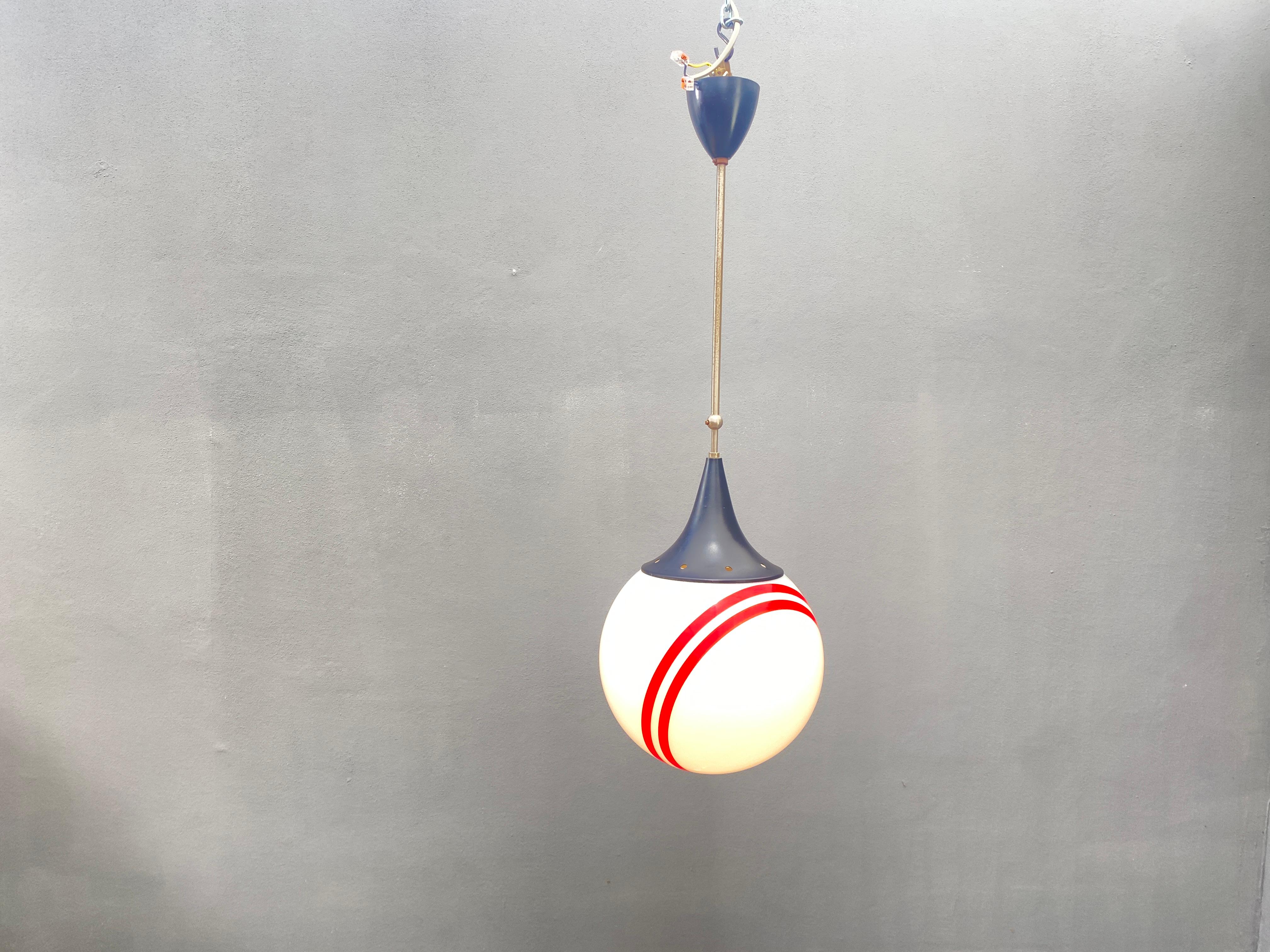 Lampe suspendue avec abat-jour rond en verre en vente 11