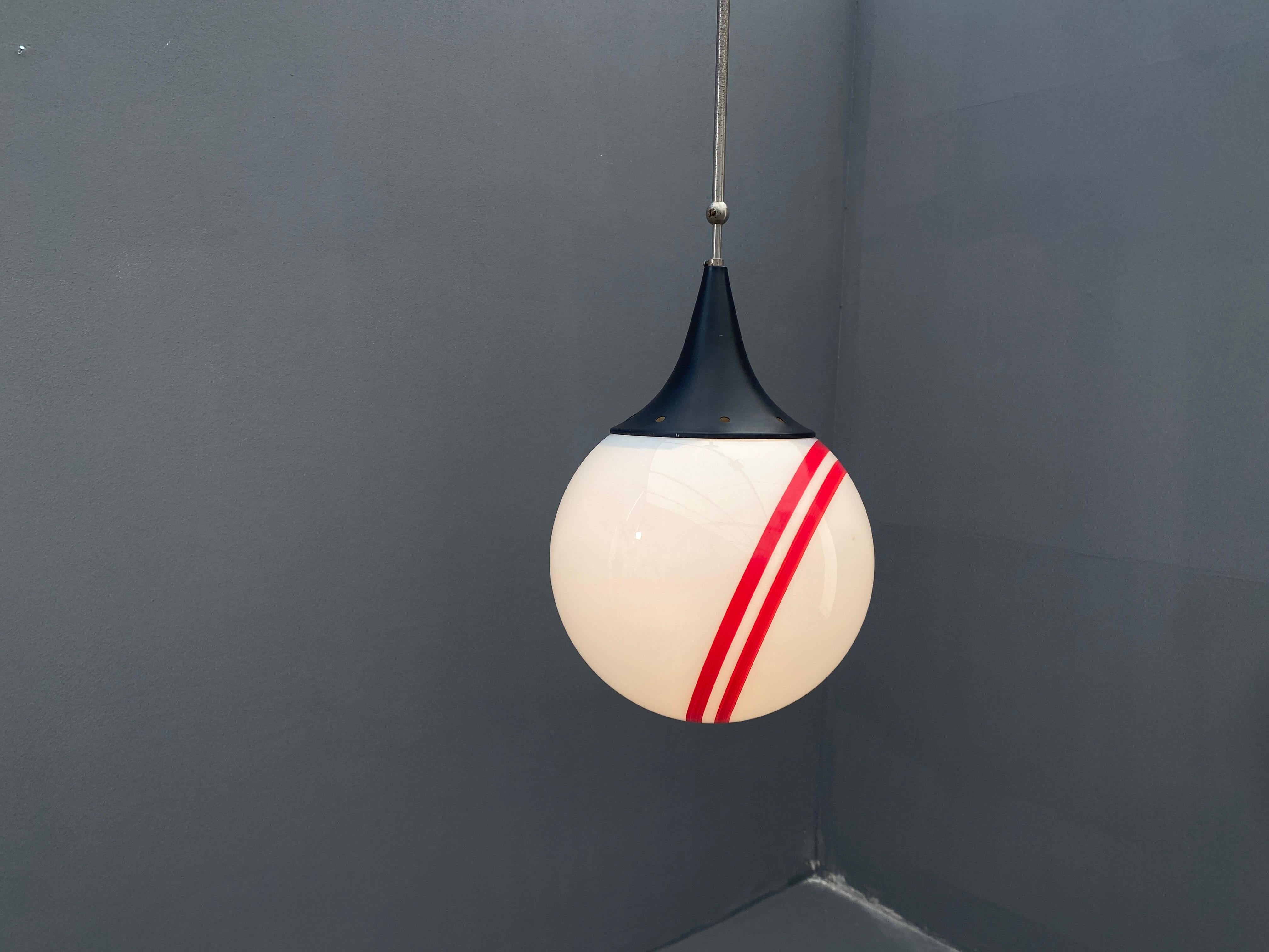 Lampe suspendue avec abat-jour rond en verre en vente 13