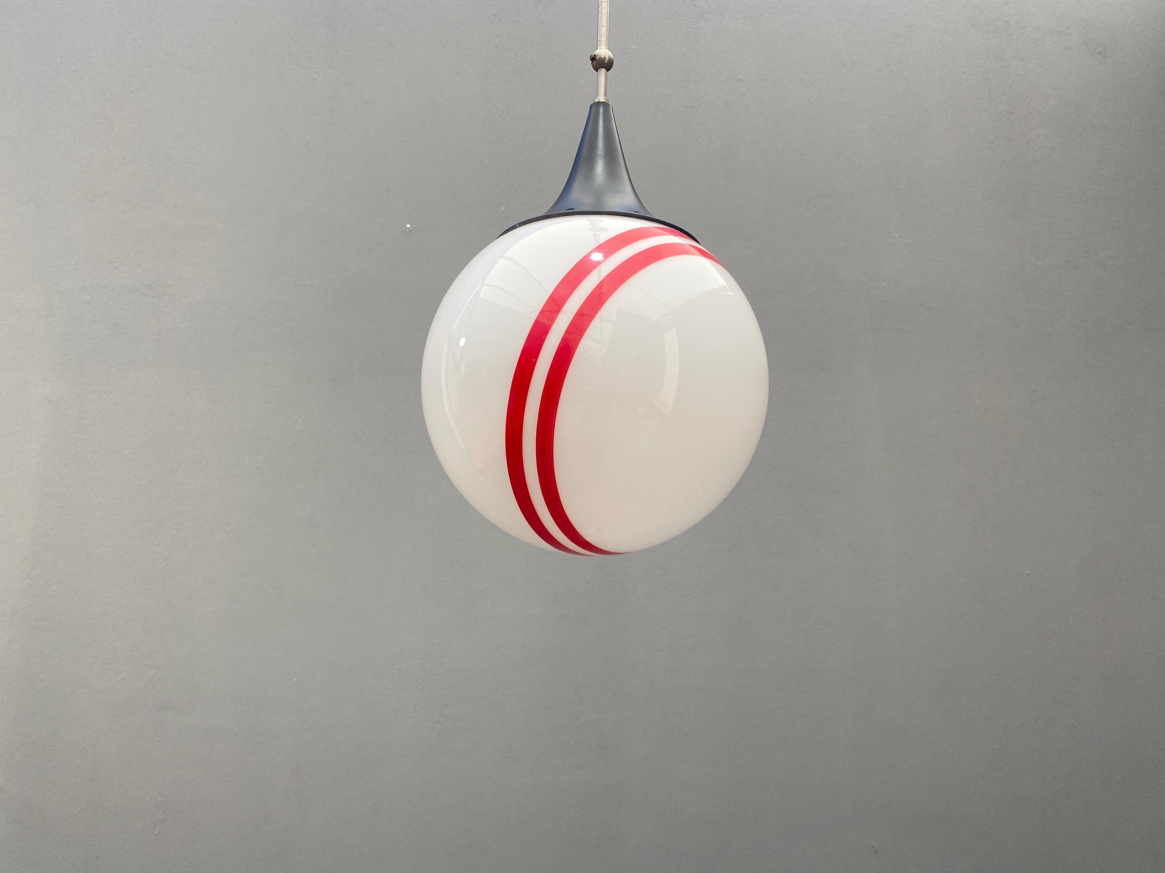Art déco Lampe suspendue avec abat-jour rond en verre en vente