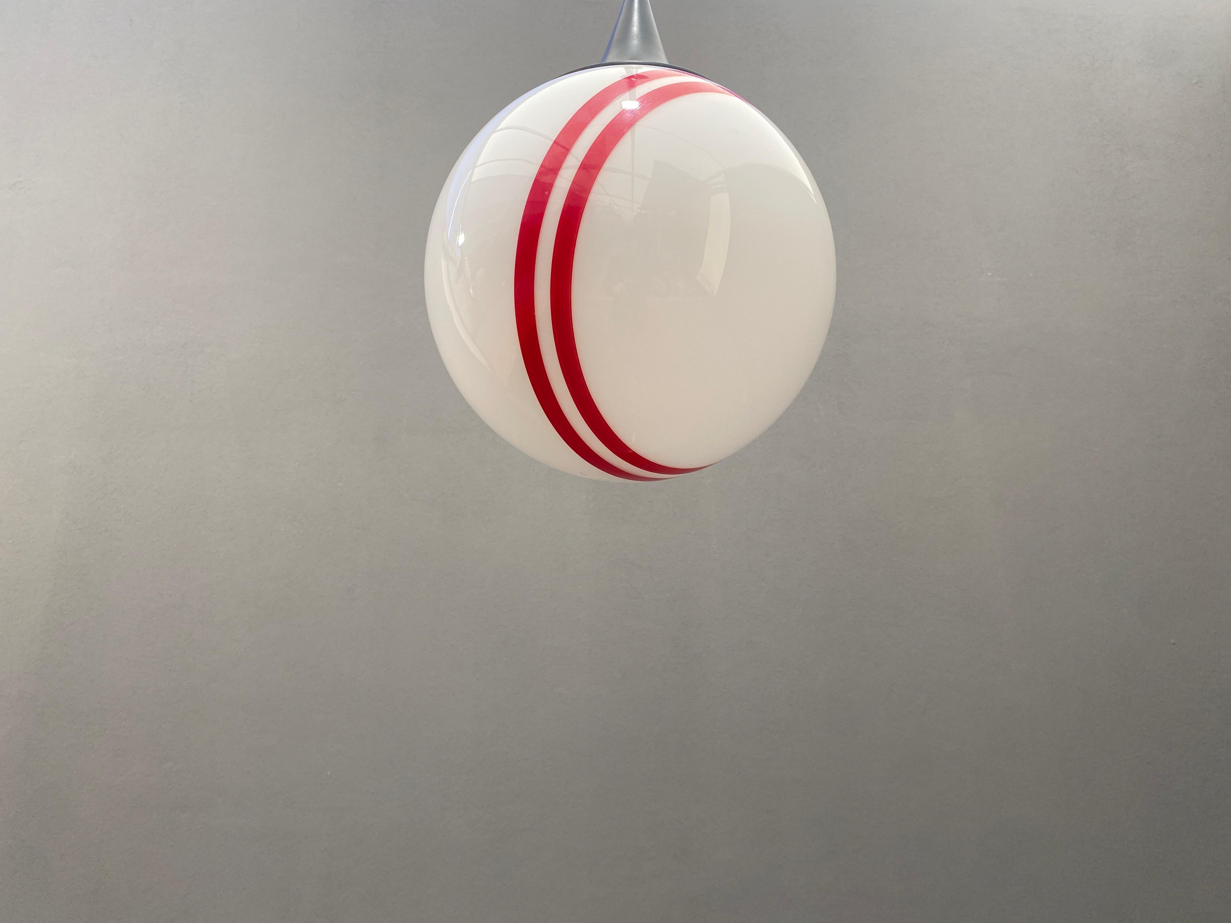 Tchèque Lampe suspendue avec abat-jour rond en verre en vente