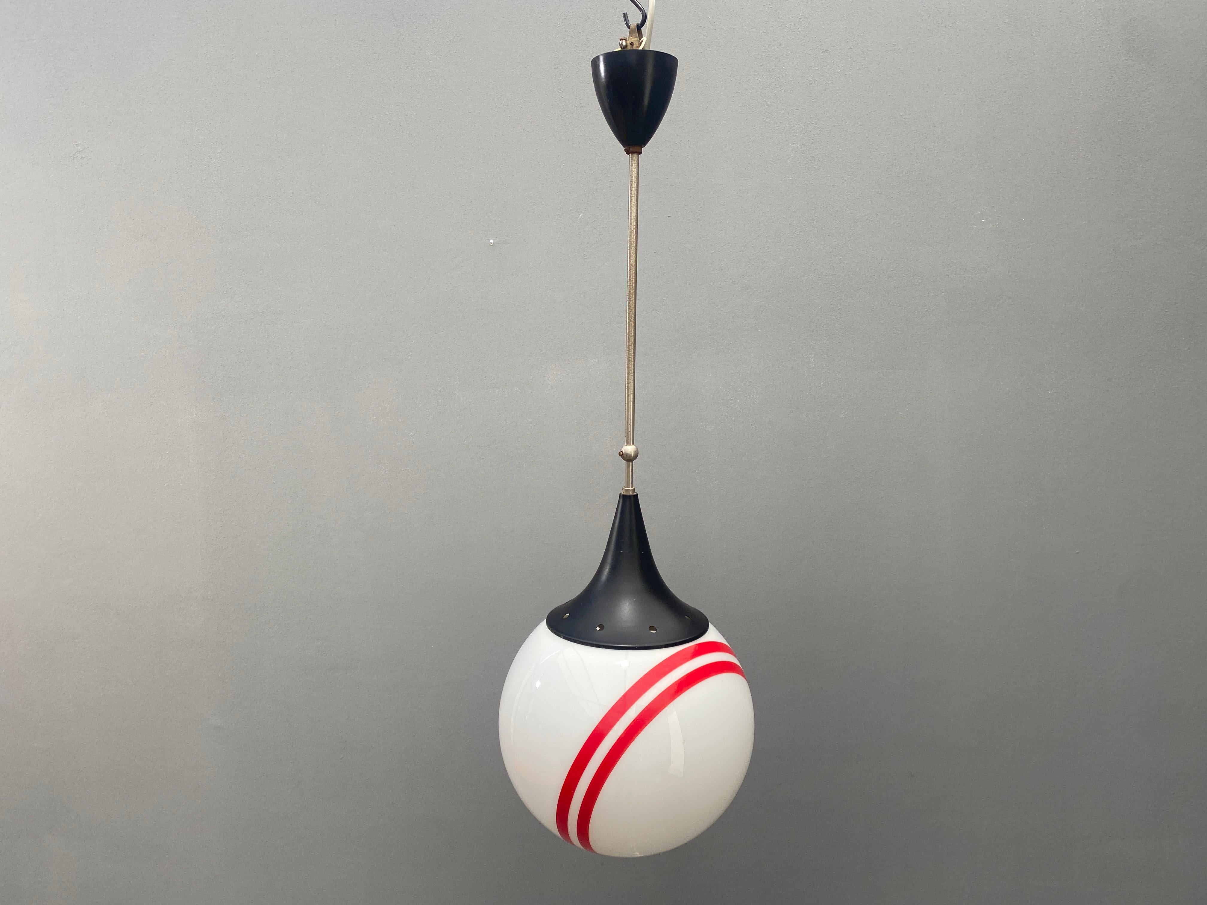 Lampe suspendue avec abat-jour rond en verre Bon état - En vente à Prague 8, CZ