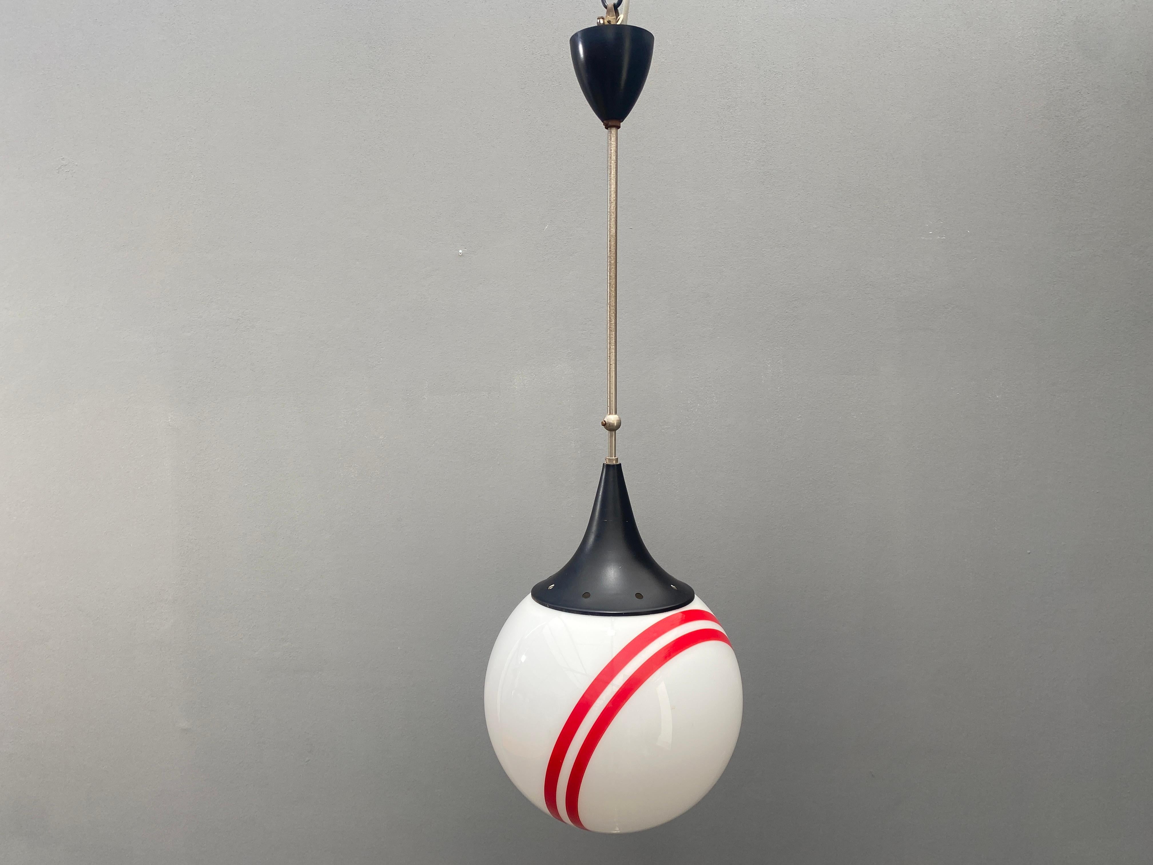 20ième siècle Lampe suspendue avec abat-jour rond en verre en vente