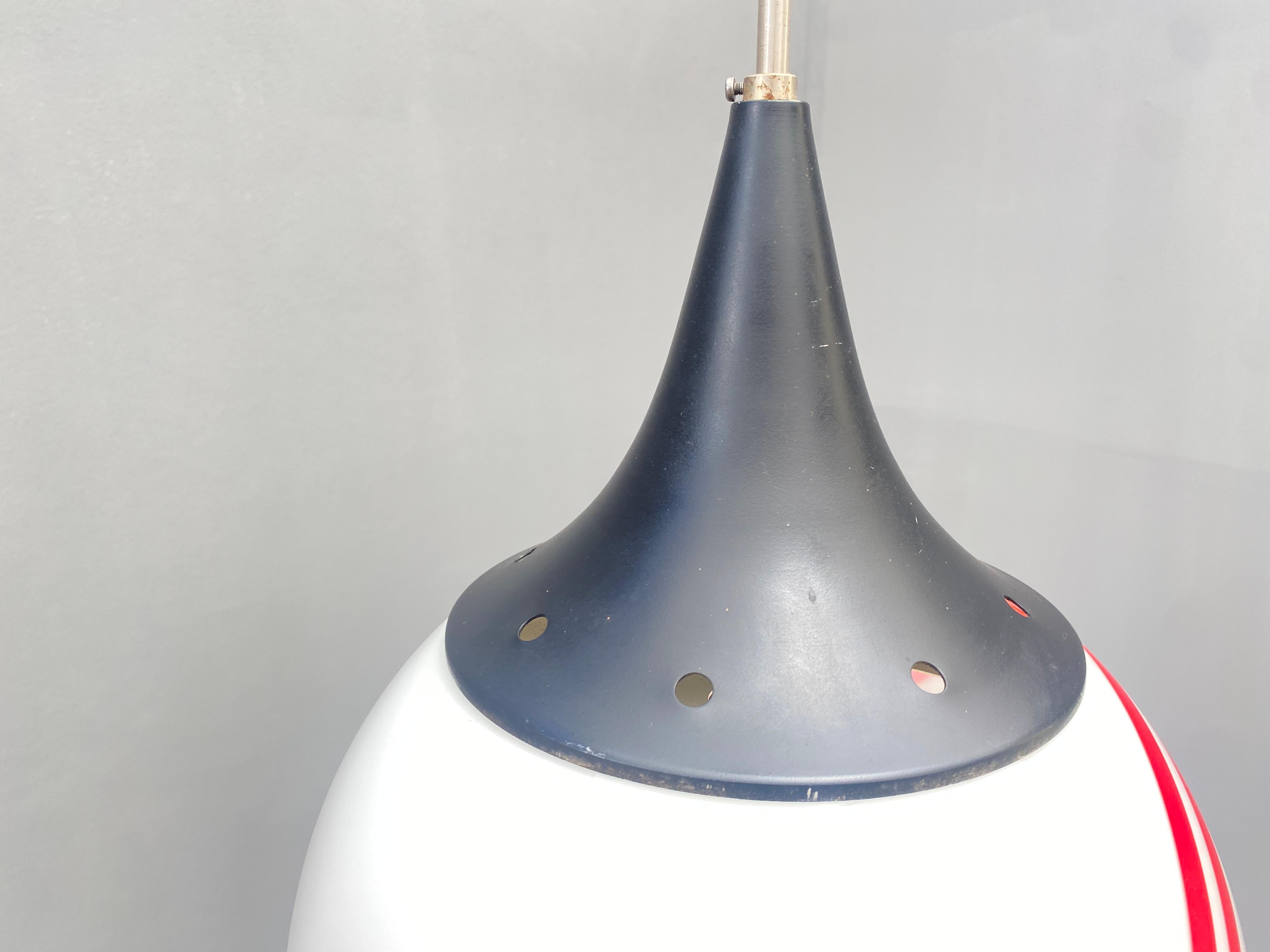 Lampe suspendue avec abat-jour rond en verre en vente 1